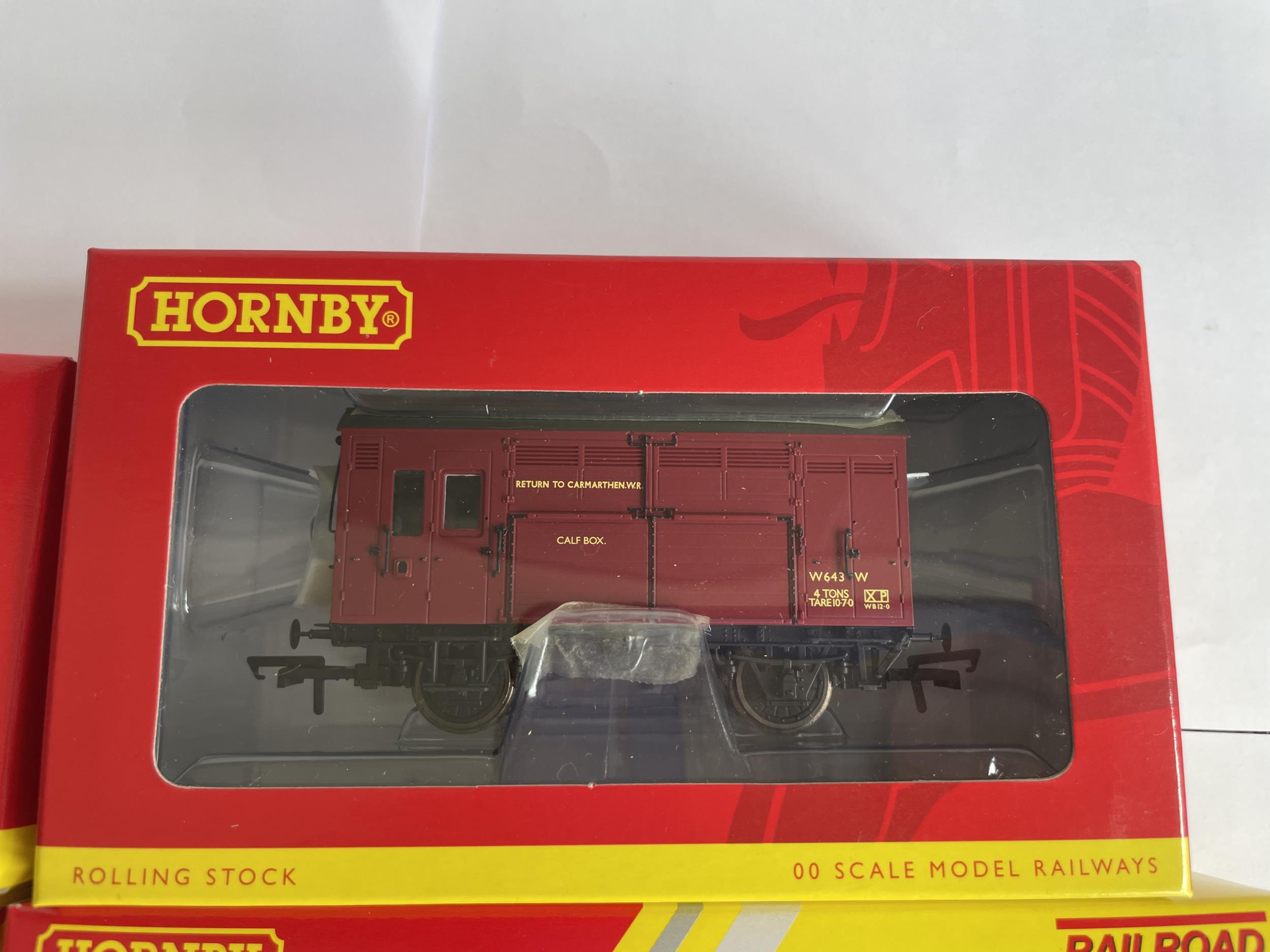 FIVE BOXED HORNBY 00 GAUGE FREIGHT CARRIAGES TO INCLUDE THREE SHELL TANKERS, A HORSE BOX AND A PLANK - Image 3 of 5