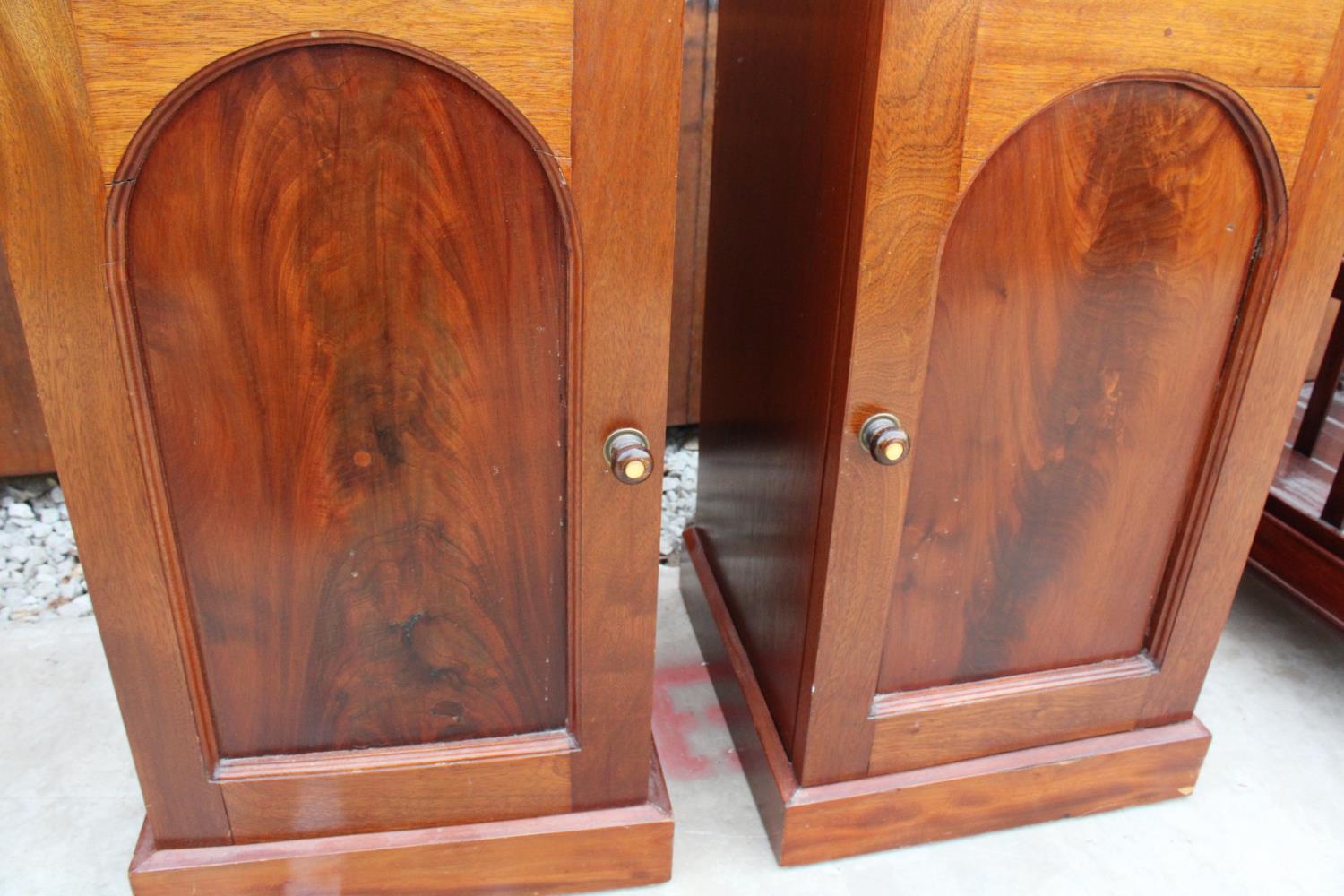 A PAIR OF VICTORIAN MAHOGANY POT CUPBOARDS - Image 4 of 4