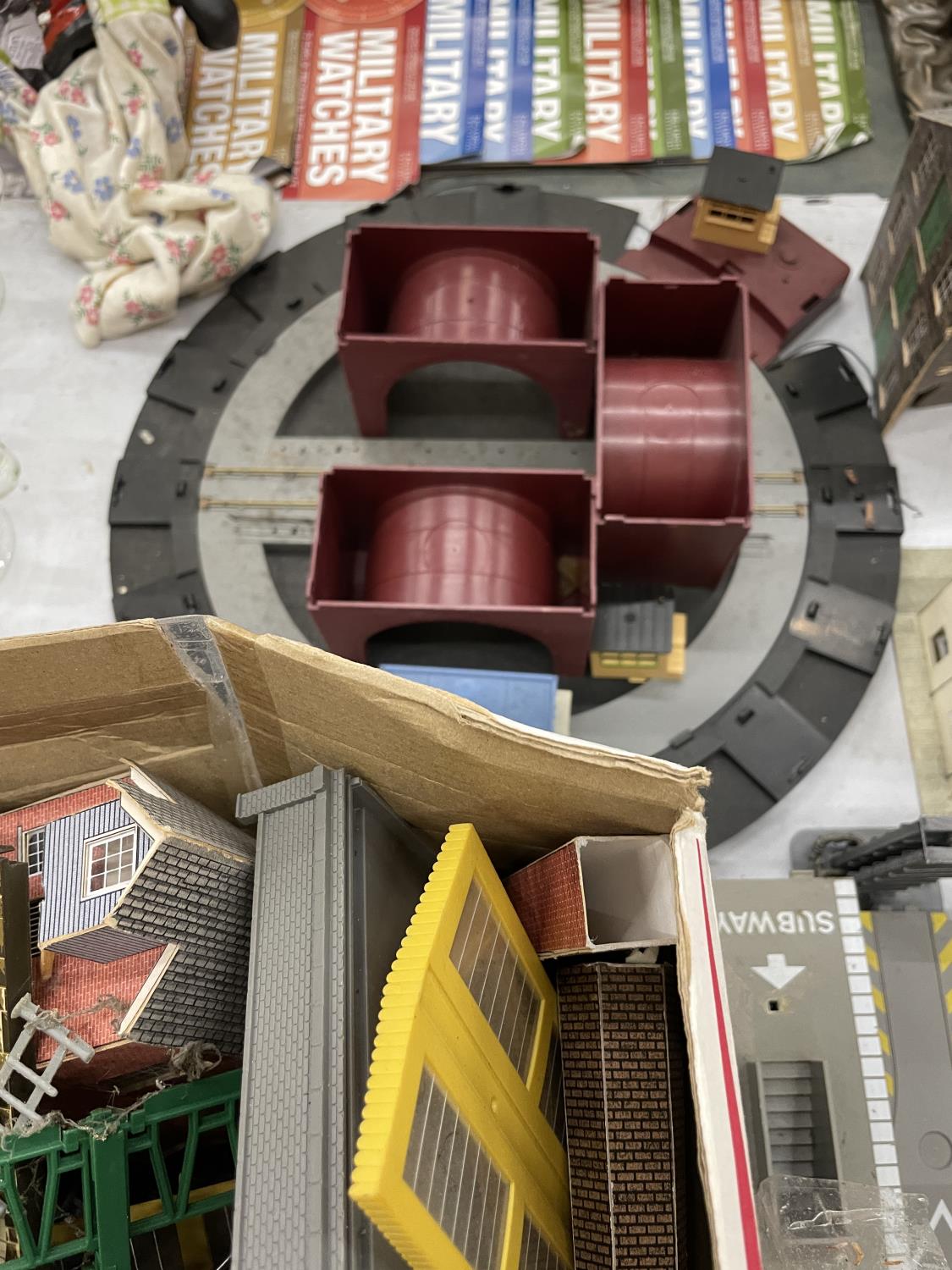 A LARGE MODEL RAILWAY TO INCLUDE HOUSES, SHEDS, BUILDINGS ETC - Image 6 of 6