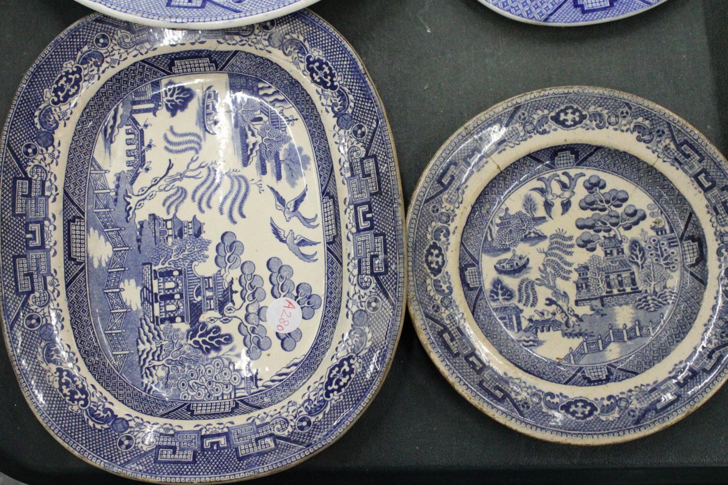 A MIXED LOT OF BLUE AND WHITE CERAMICS TO INCLUDE DAVENPORT, IRONSTONE, BURLEIGH ETC - Image 5 of 7
