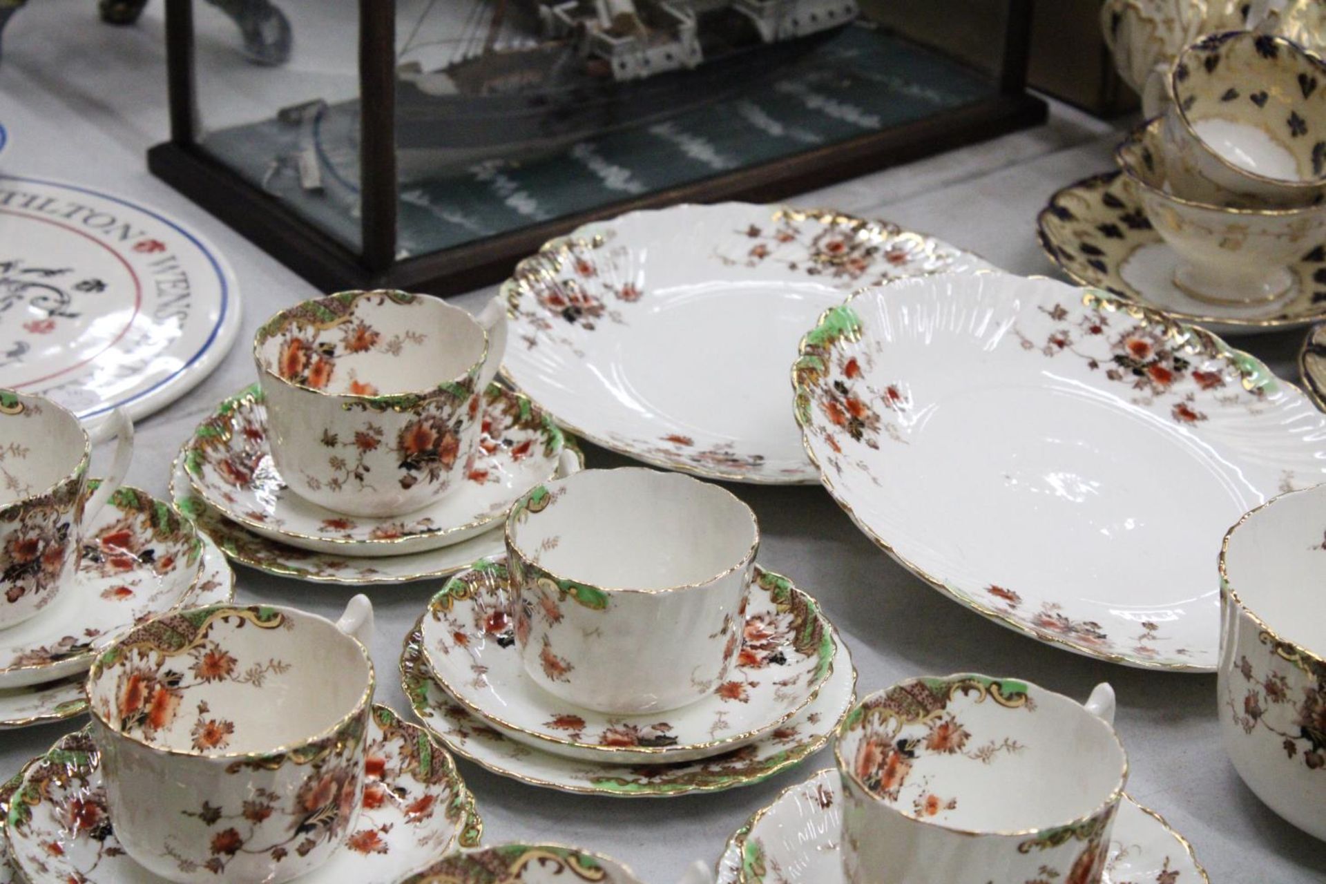 A ROYAL ALBERT CROWN CHINA "POPPY" PART TEASET TO INCLUDE CUPS, SAUCERS, SIDE PLATES AND SUGAR - Image 3 of 5