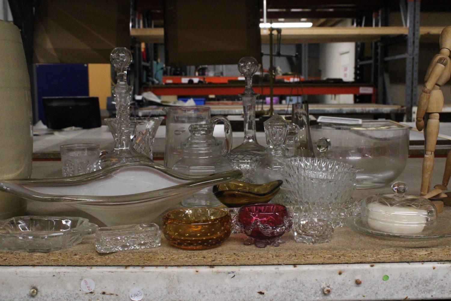A LARGE COLLECTION OF GLASSWARE TO INCLUDE AN ART GLASS TRIANGULAR BOWL, WHITEFRIARS STYLE