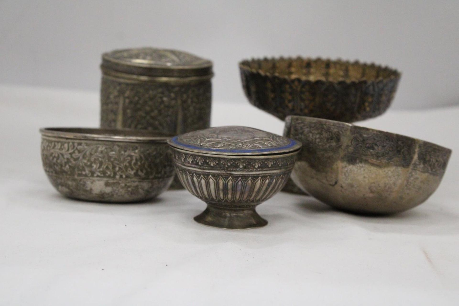 A MIXED LOT OF INDIAN SILVER TO INCLUDE TWO TRINKET BOXES, POSY BOWL ETC - Image 2 of 6