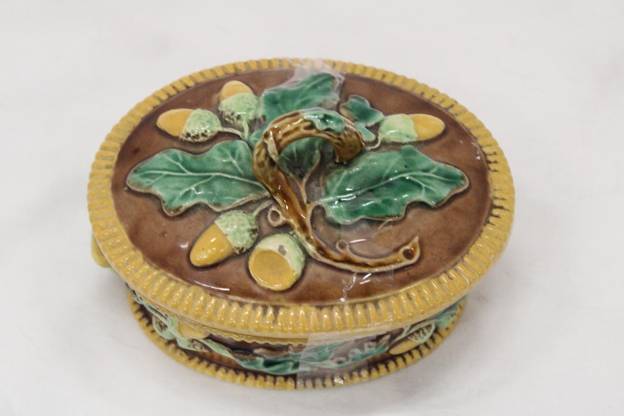 A MAJOLICA, OVAL, LIDDED POT, WITH OAK LEAF AND ACORN DECORATION - Image 6 of 6