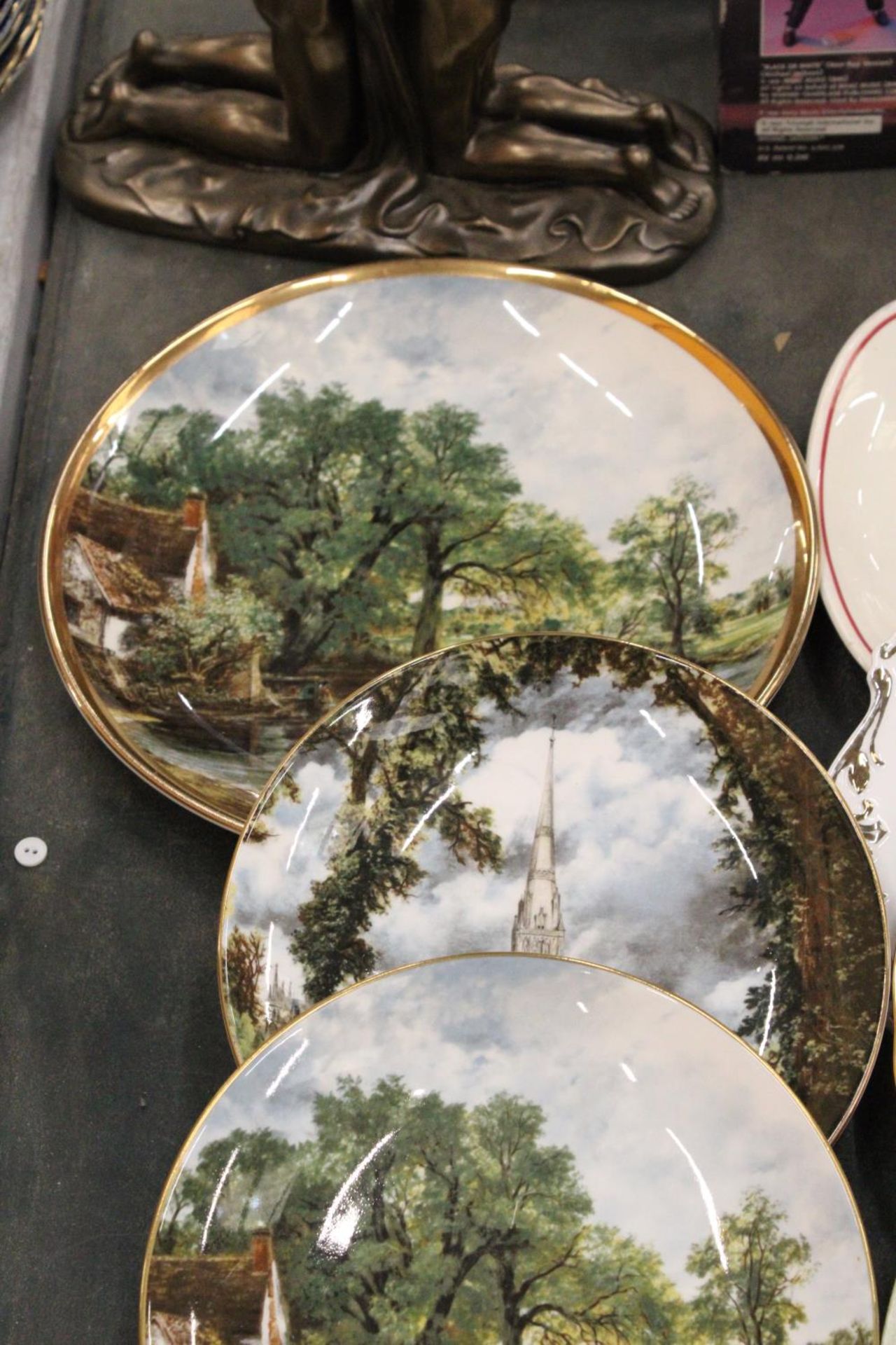 A LARGE COLLECTION OF CABINET PLATES, 20 IN TOTAL, PLUS A LARGE KENSINGTON 'MARGARET ROSE' VASE - Image 2 of 6