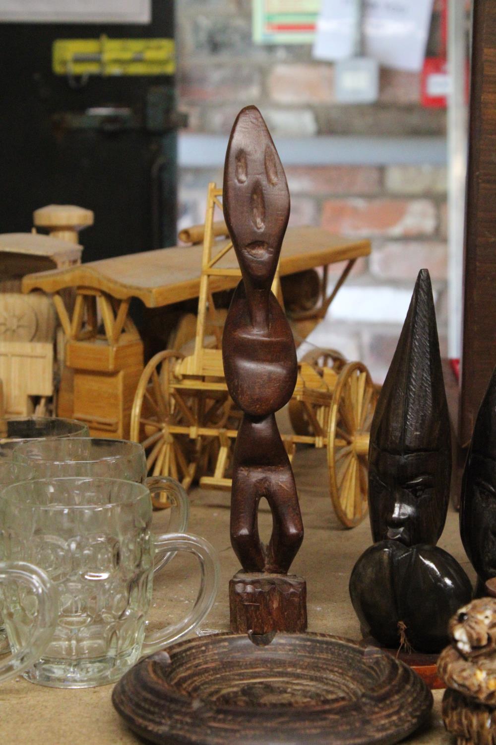 A MIXED LOT TO INCLUDE A STUDIO ART POTTERY BEAVER FIGURINE, A PAIR OF VINTAGE HAND CARVED WOODEN - Image 2 of 6