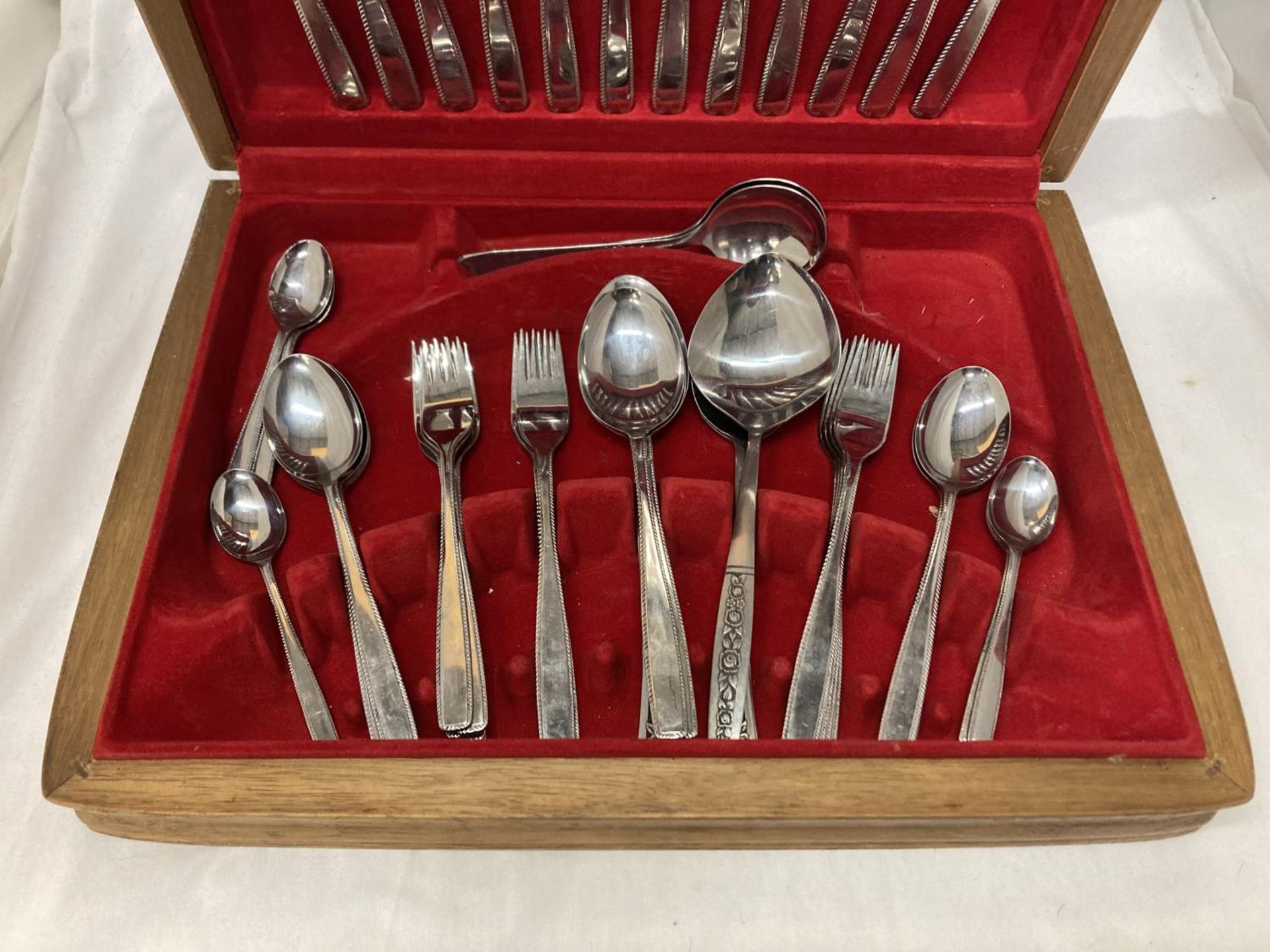 A CANTEEN OF CUTLERY IN AN OAK CASE - Image 2 of 4