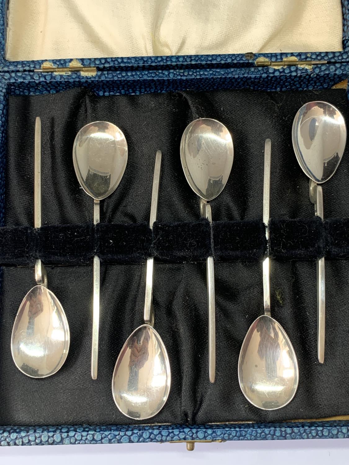 A SET OF SIX SILVER HALLMARKED SHEFFIELD DECO STYLE TEASPOONS IN A PRESENTATION BOX - Image 2 of 5