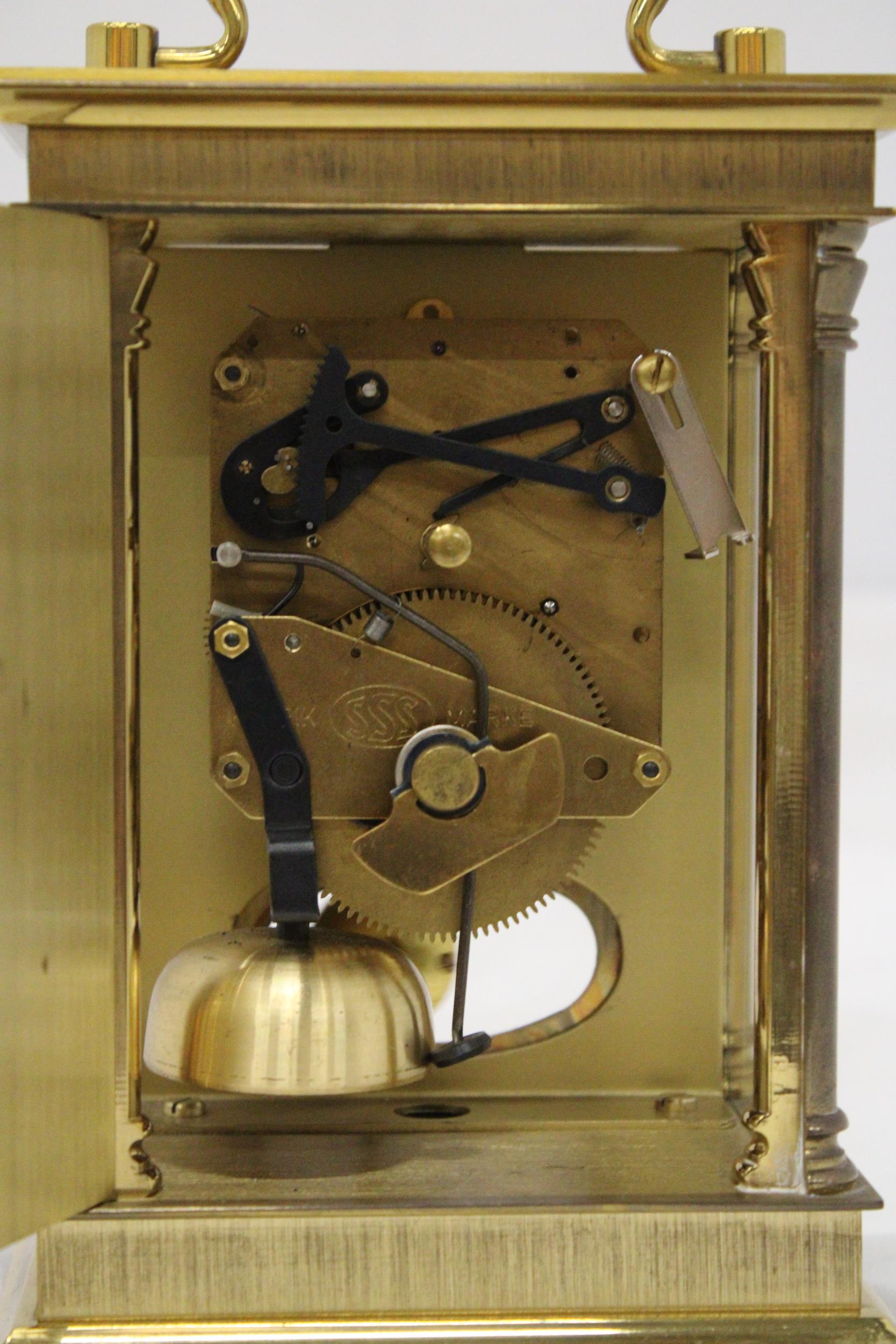 AN 'ANSTEY WILSON' MECHANICAL CARRIAGE CLOCK, WITH PRESENTATION PLAQUE TO THE BACK - Image 5 of 6