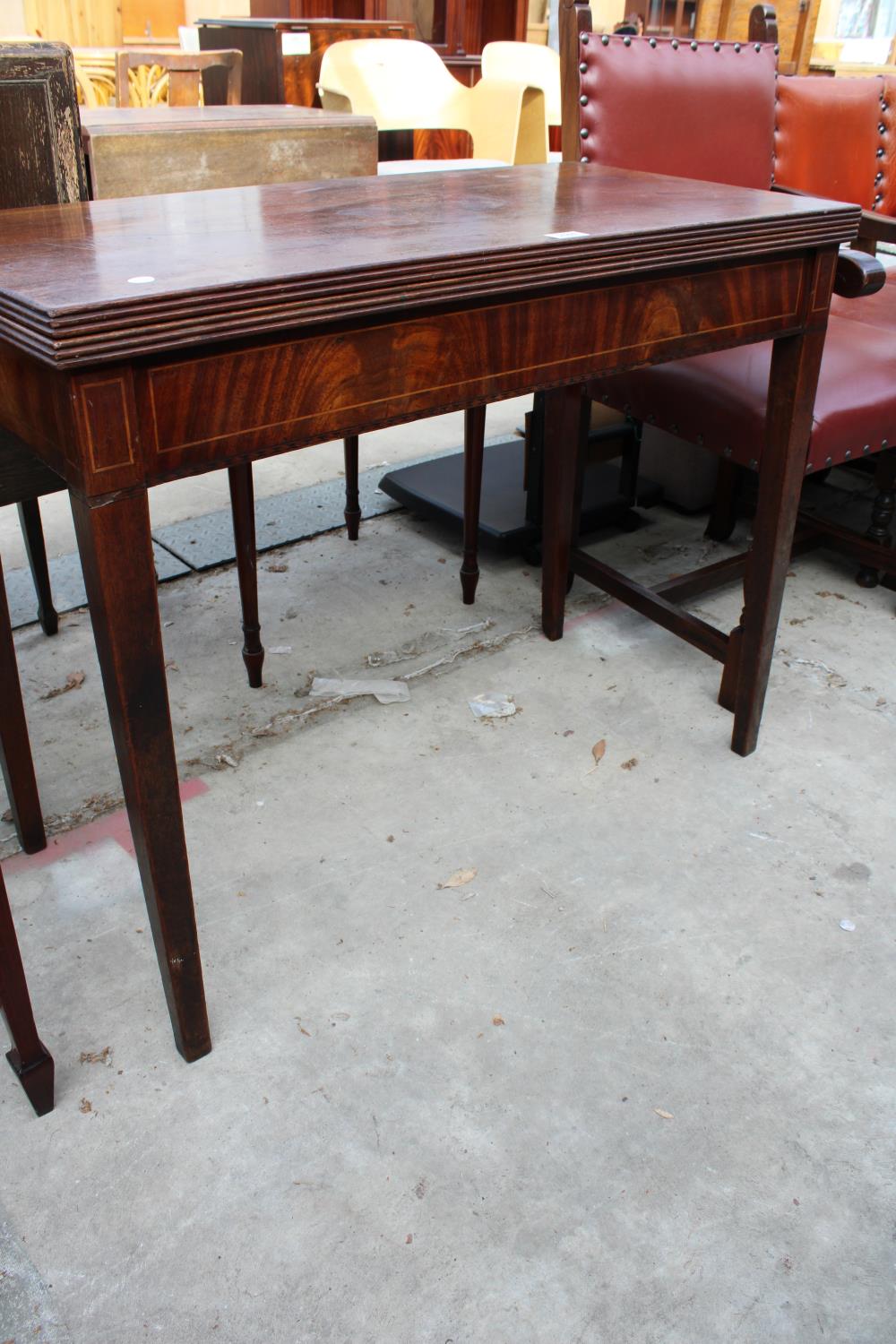 A 19TH CENTURY MAHOGANY AND INLAID FOLD-OVER TEA TABLE ON TAPERING LEGS, 37" WIDE - Bild 2 aus 3