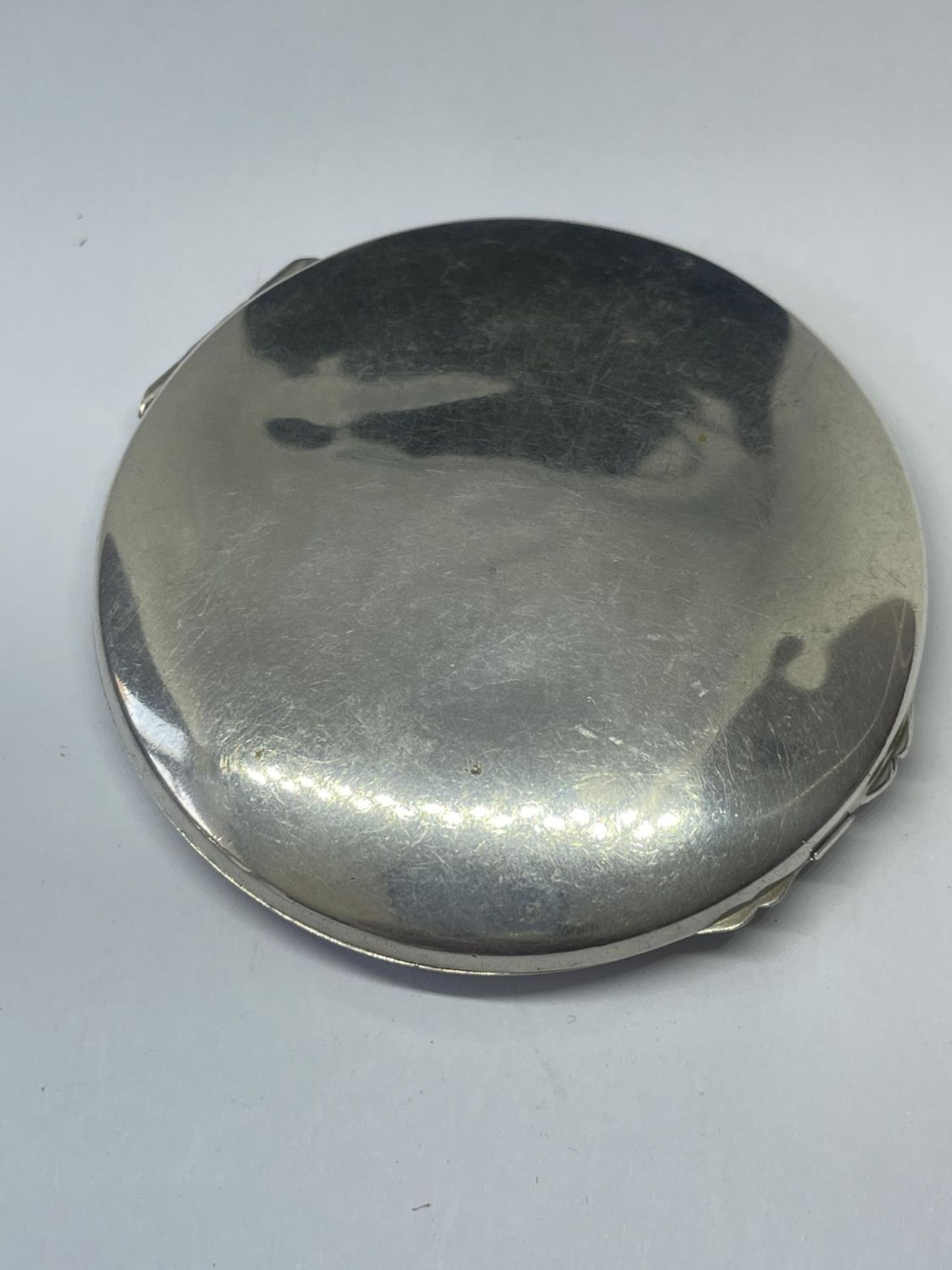 A HALLMARKED BIRMINGHAM SILVER COMPACT - Image 2 of 4