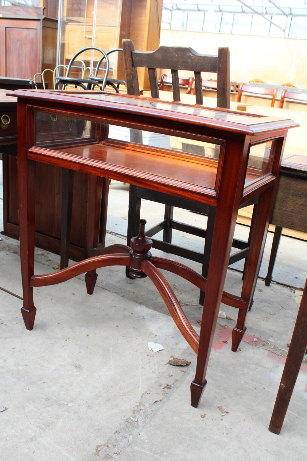 A REPRODUCTION MAHOGANY BIJOUTERIE TABLE ON TAPERING LEGS WITH SPADE FEET, 27" X 16" - Image 2 of 3
