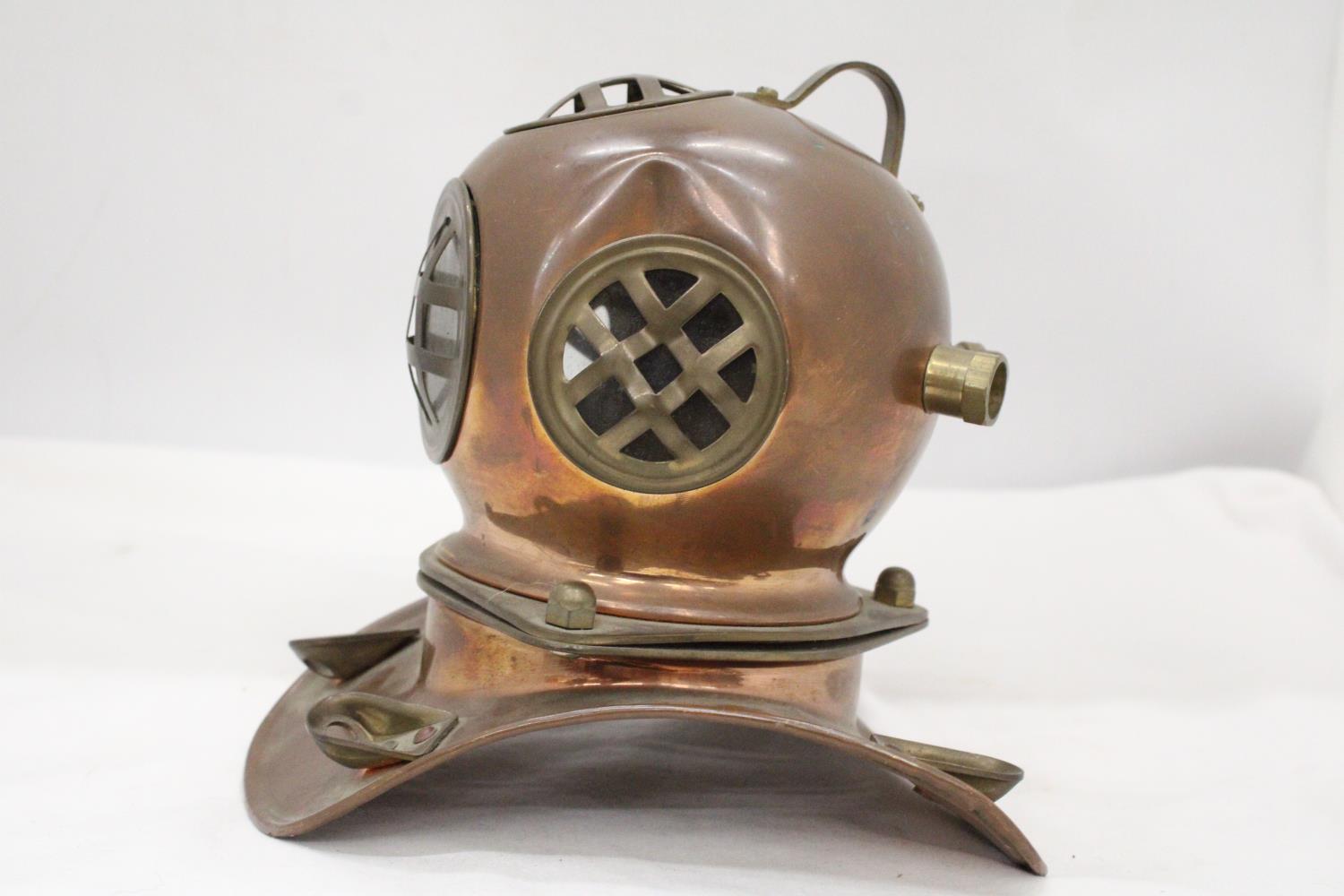 A VINTAGE COPPER AND BRASS DIVERS HELMET - Bild 2 aus 6