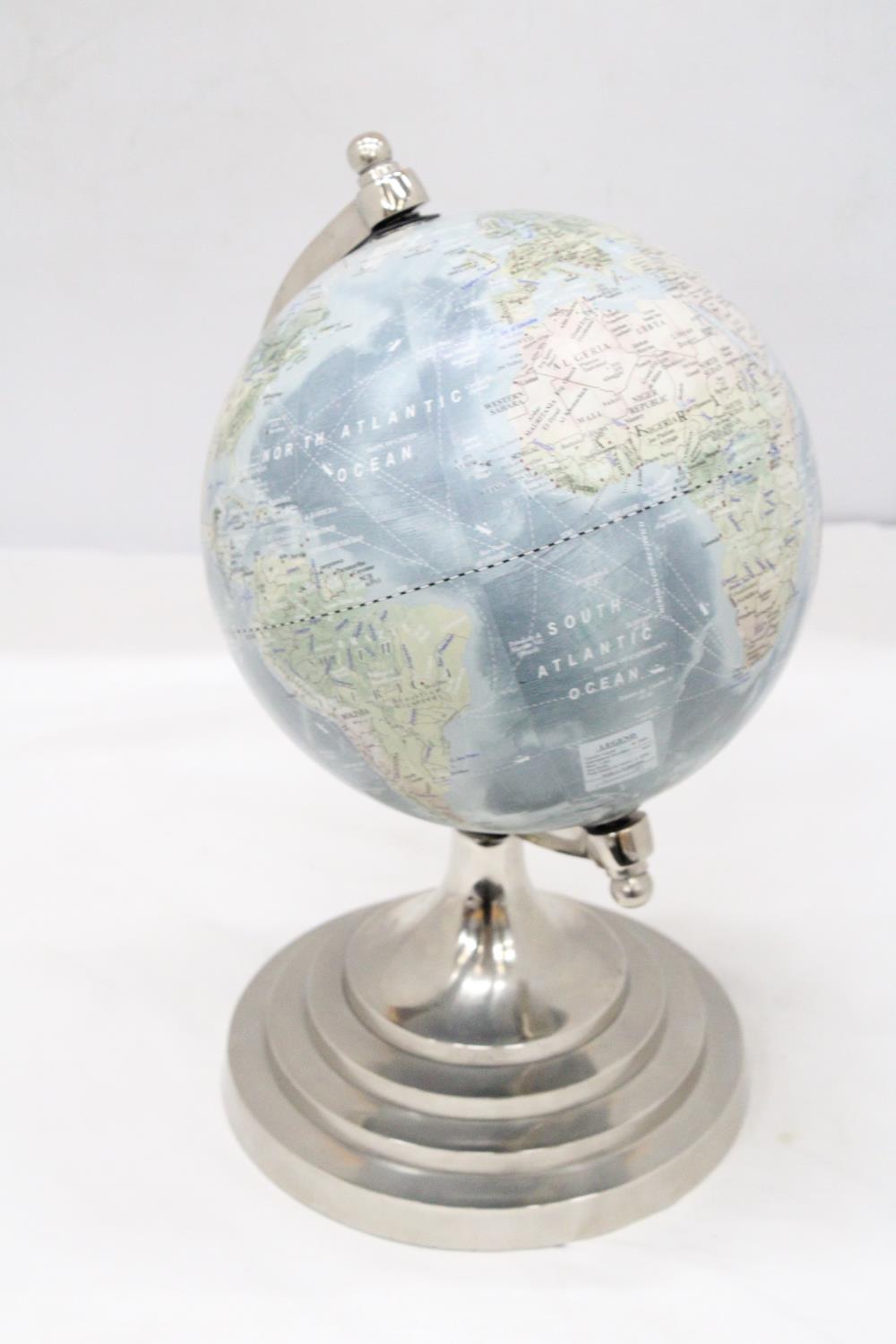 A GLOBE ON A CIRCULAR PEDESTAL BASE, HEIGHT 34CM