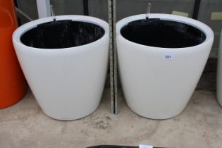 A PAIR OF LECHUZA WHITE PLASTIC CIRCULAR PLANTERS WITH SELF WATERING SYSTEM (H:40CM D:42CM)