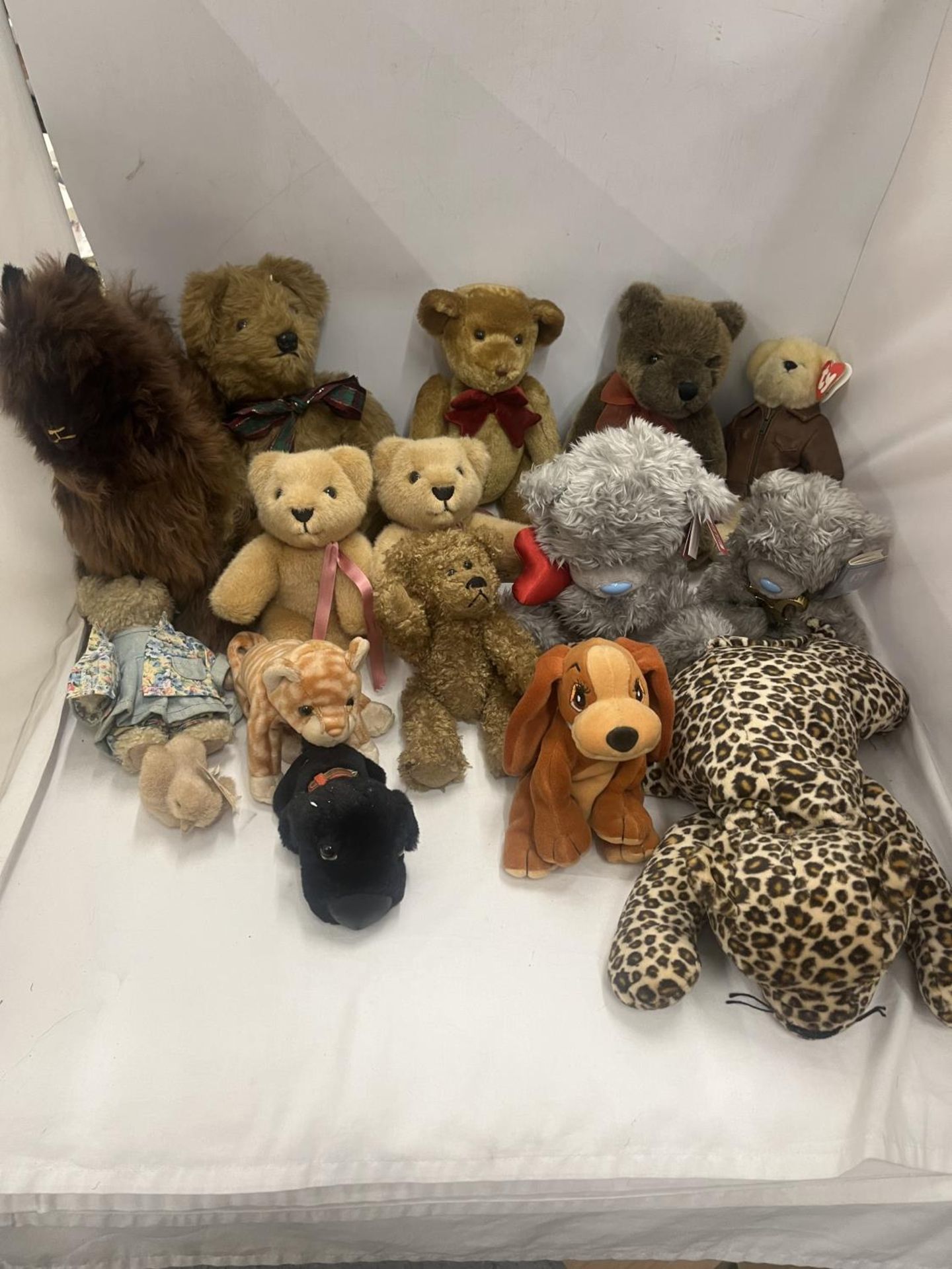 AN ASSORTMENT OF TEDDY BEARS TO INCLUDE TY BEANIE BABIES, MERRYTHOUGHT AND A LAMA ETC