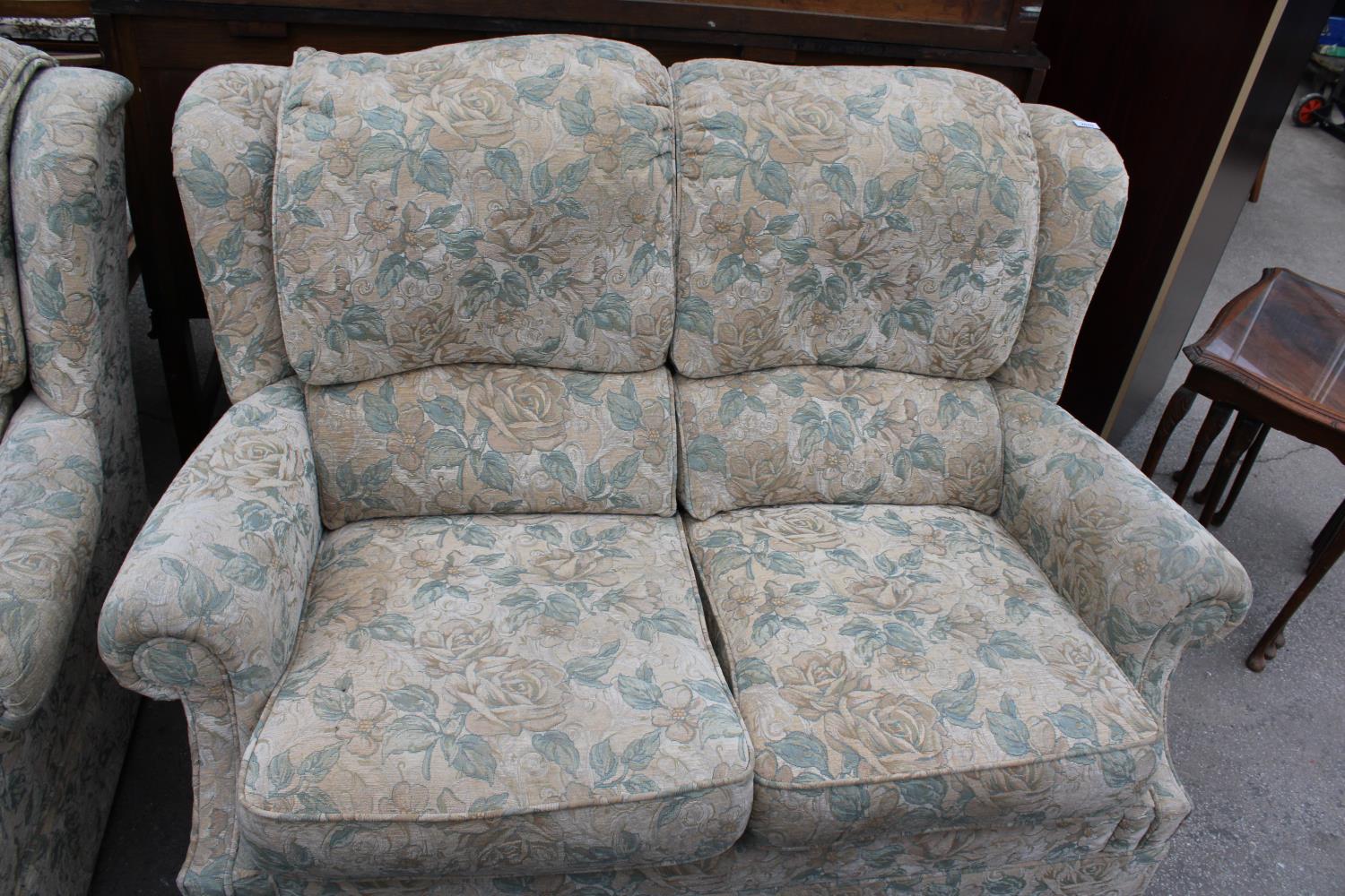 A MODERN G.PLAN TWO SEATER SETTEE AND A MATCHING RECLINER - Image 5 of 6