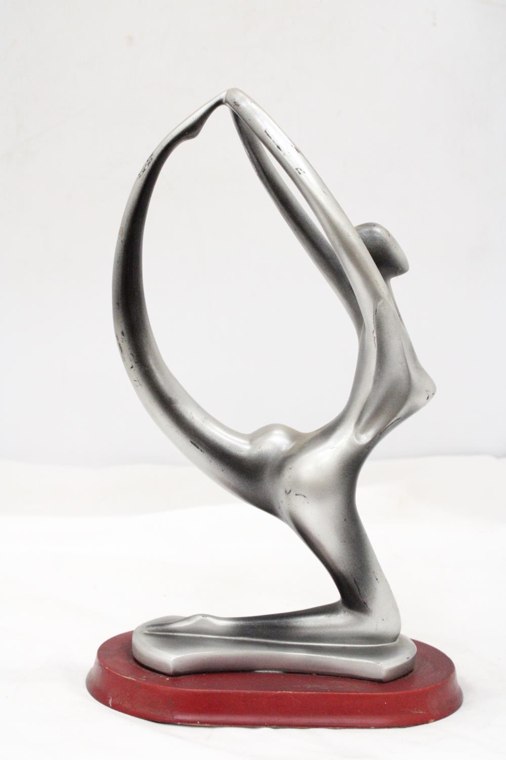 AN ART DECO, NUDE LADY, ALUMINIUM GYMNAST ON A WOODEN BASE, HEIGHT 30CM - Image 2 of 5