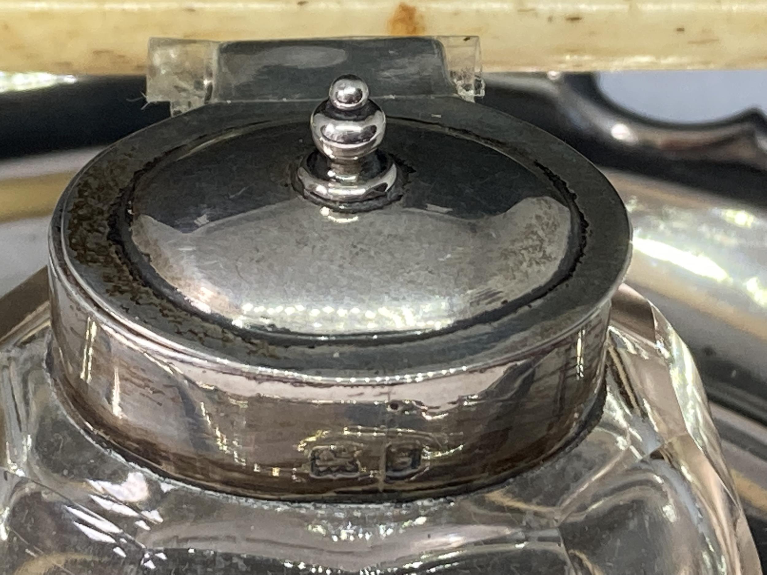 A HALLMARKED BIRMINGHAM SILVER INKWELL SET WITH GLASS BOTTLE (LID A/F) AND A PEN - Image 4 of 7