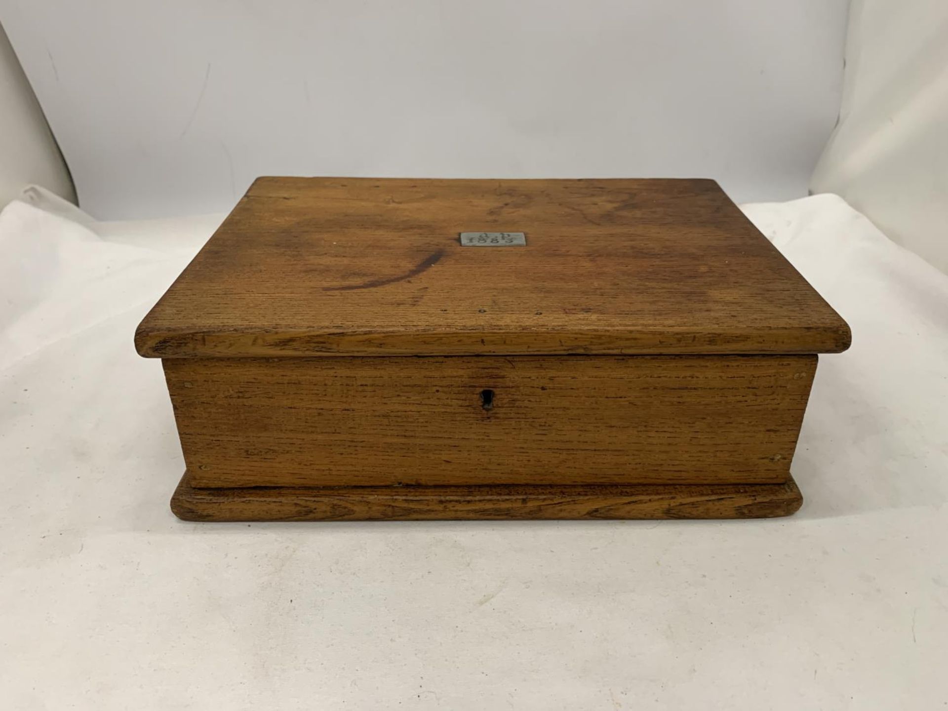 AN 1883 VICTORIAN SEWING BOX WITH CONTENTS - Image 4 of 5