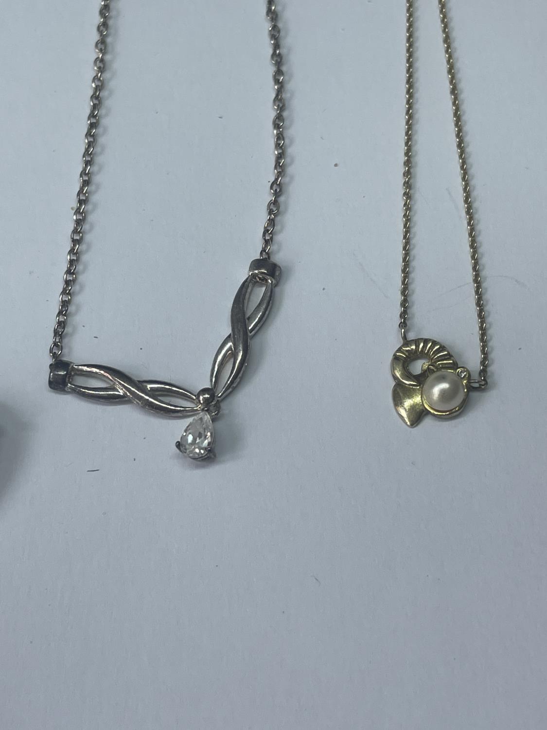 FOUR SILVER NECKLACES WITH PENDANTS - Bild 3 aus 3