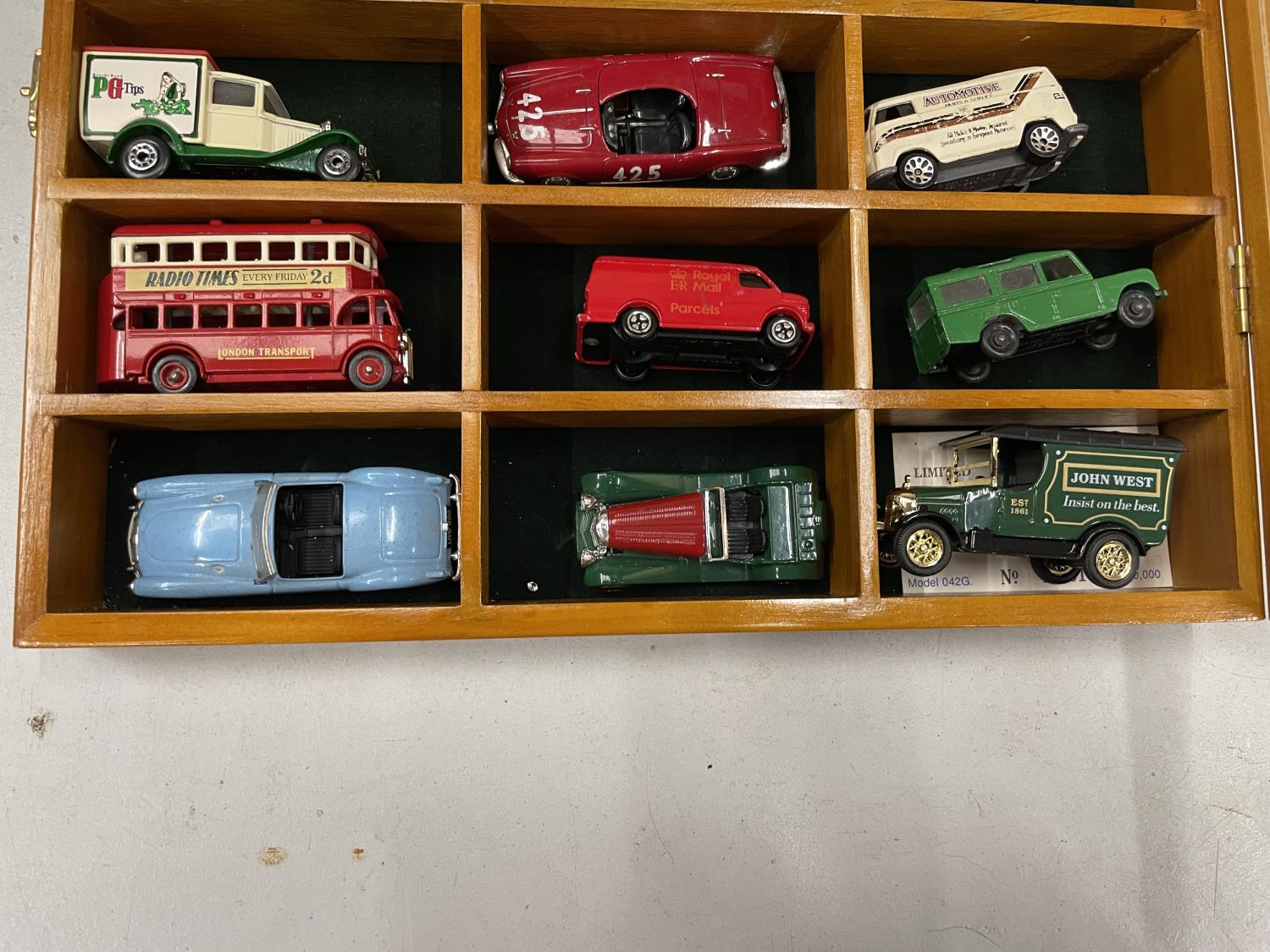 A WOODEN GLASS FRONTED DISPLAY CABINET INCLUDING FIFTEEN MODEL VEHICLES - Bild 4 aus 4