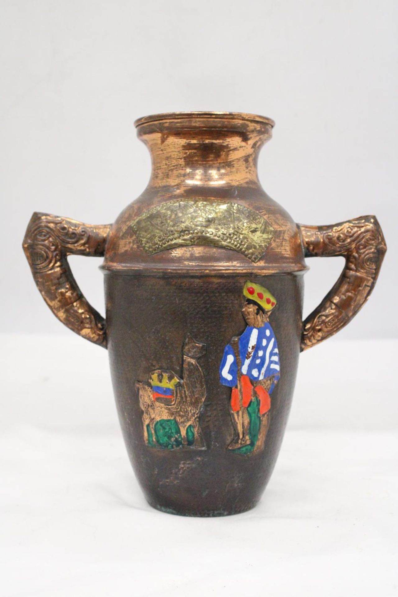 A VINTAGE COLOMBIAN MAYAN DECORATED COPPER VASE - Image 3 of 5