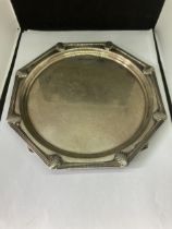 A WALKER AND HALL HALLMARKED SHEFFIELD SILVER SALVER ON FOUR DECORATIVE FEET GROSS WEIGHT 334 GRAMS