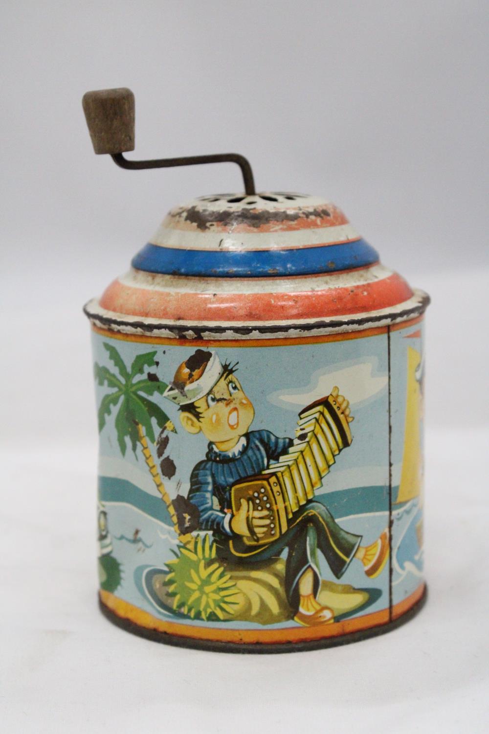 A 1950'S GERMAN TIN PLATE MUSIC BOX IN WORKING ORDER AT TIME OF CATALOGUING - Bild 2 aus 5