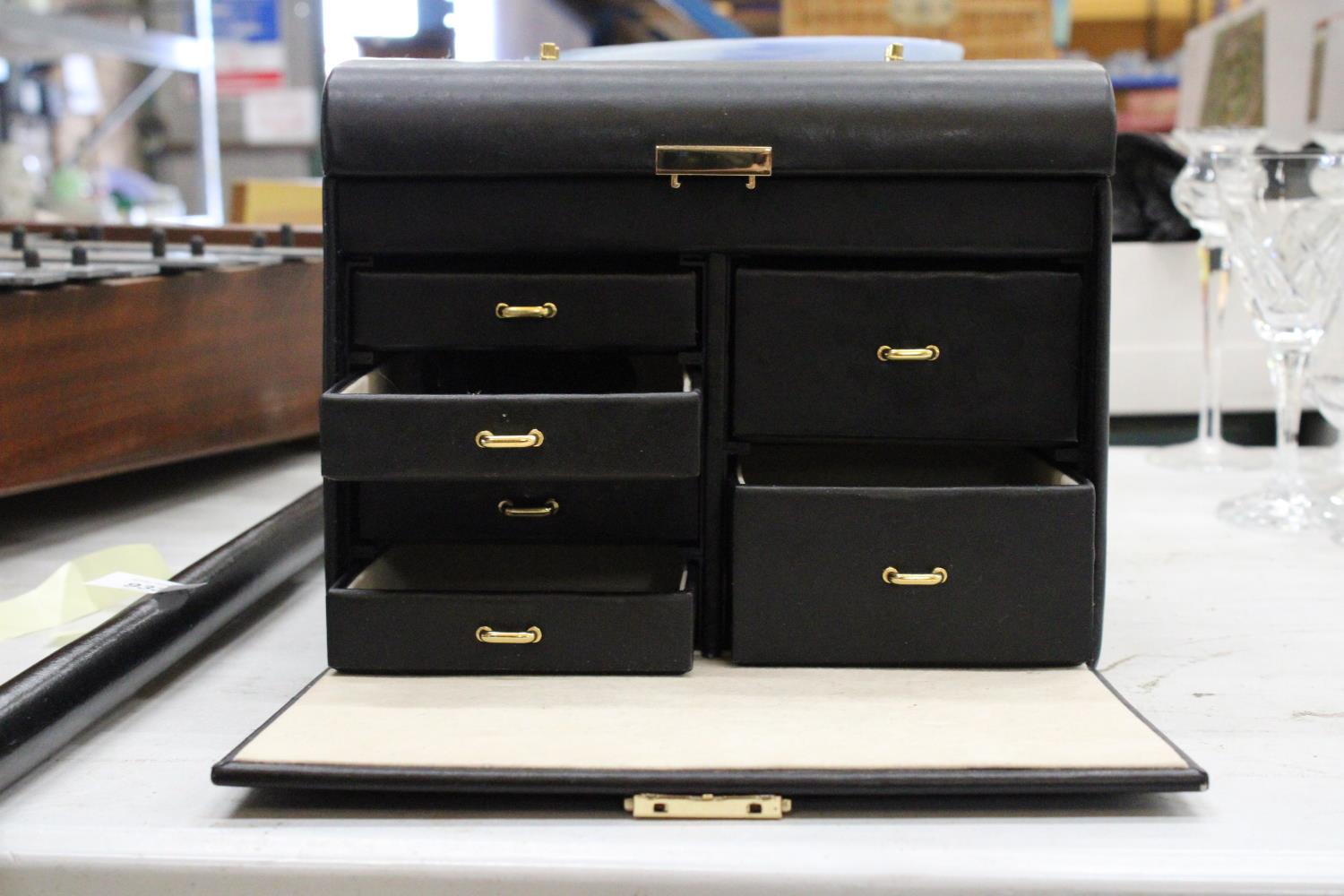 A BLACK JEWELLERY BOX WITH COMPARTMENTS TO INCLUDE BRACELETS, PENDENTS, EARRINGS ETC - Image 2 of 7