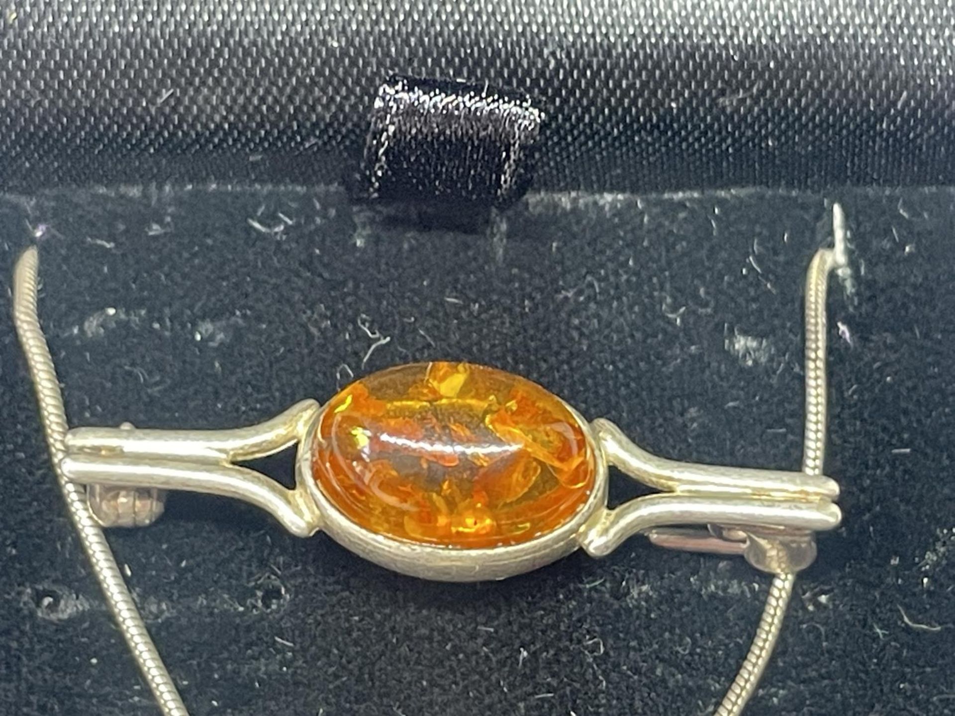 A SILVER AND AMBER NECKLACE AND BROOCH IN A PRESENTATION BOX - Image 2 of 3