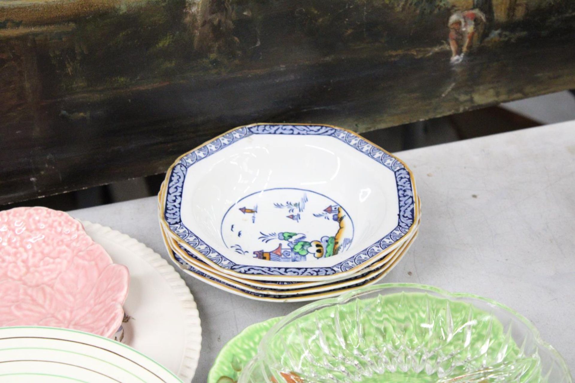 A QUANTITY OF ITEMS TO INCLUDE LEAF PLATES, WOODS WARE ORIENTAL STYLE BOWLS, GLASSES, ETC - Image 4 of 7
