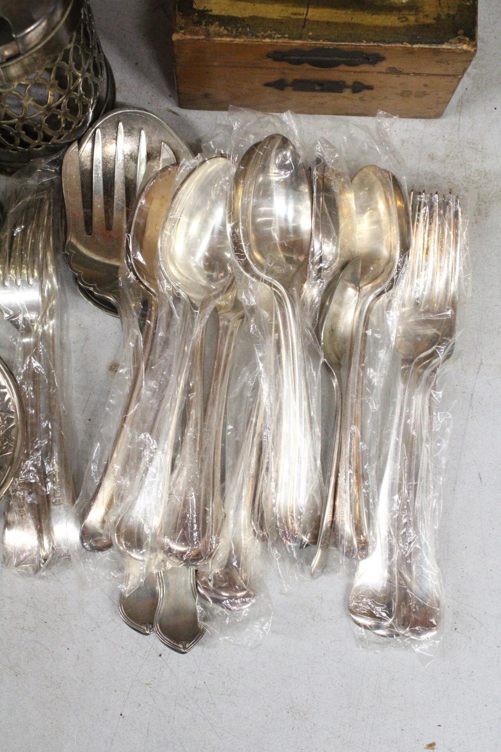 A QUANTITY OF SILVER PLATE TO INCLUDE FLATWARE, A BOM BOM DISH, PLUS A VINTAGE WOODEN BOX ETC - Image 2 of 4