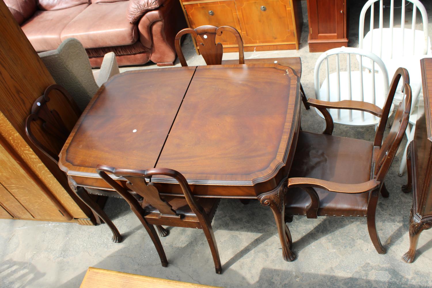 A MID 20TH CENTURY MAHOGANY AND CROSSBANDED WARING AND GILLOW DINING ROOM SUITE ON CABRIOLE LEGS - Image 3 of 6