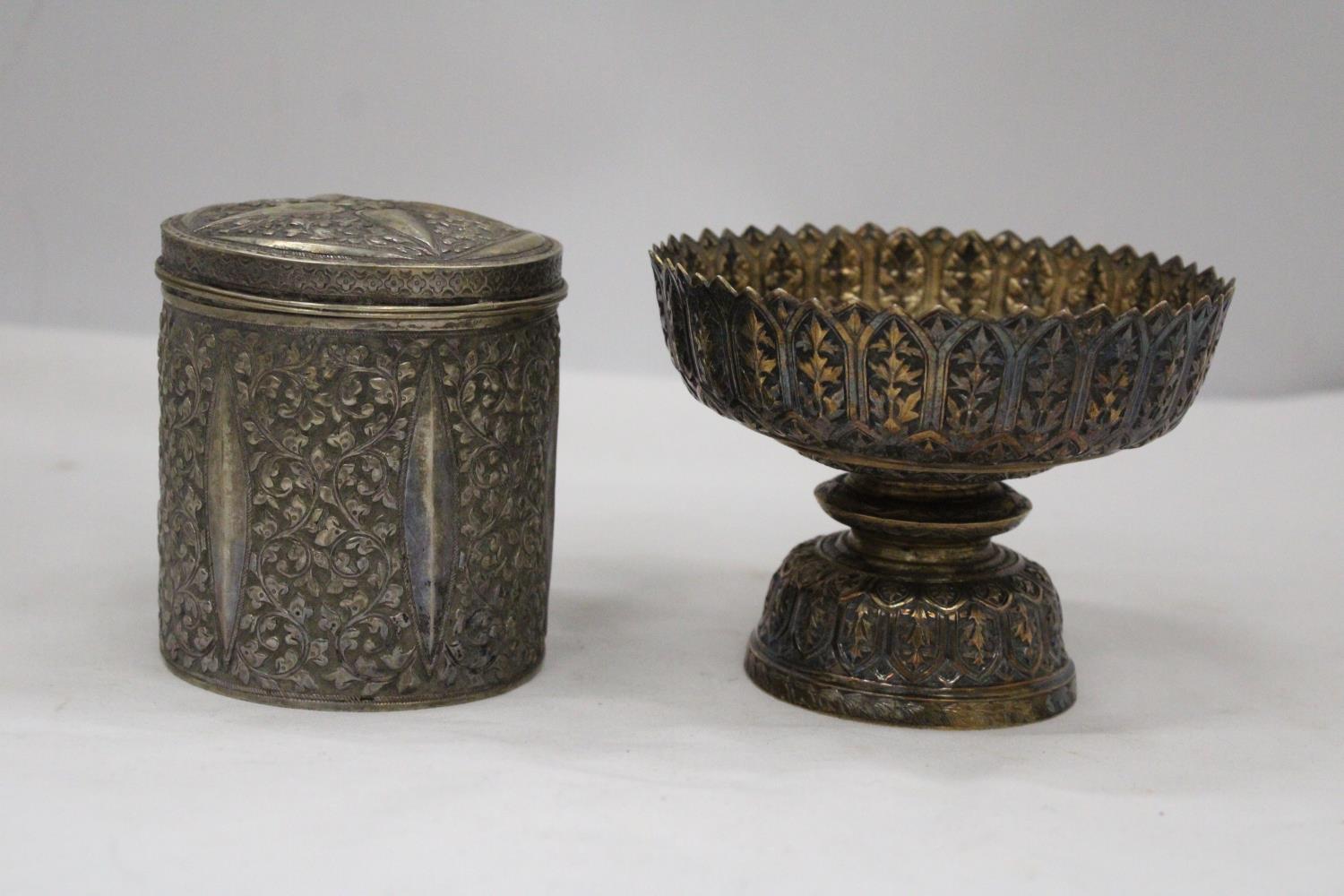 A MIXED LOT OF INDIAN SILVER TO INCLUDE TWO TRINKET BOXES, POSY BOWL ETC - Image 3 of 6