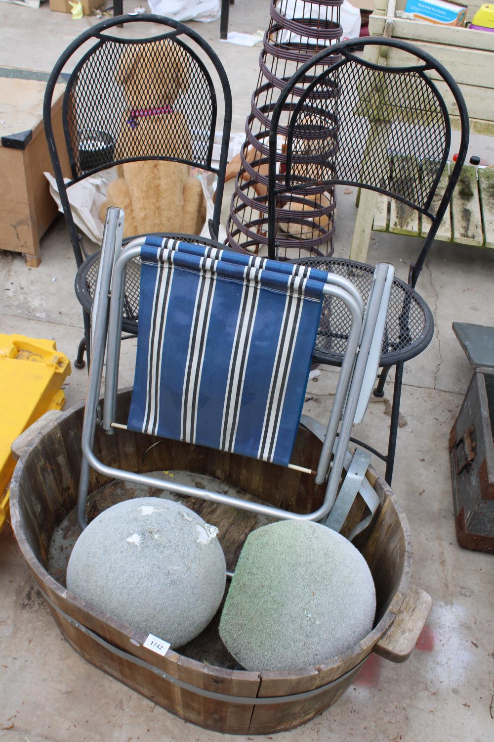 AN ASSORTMENT OF ITEMS TO INCLUDE A TROUGH PLANTER AND THREE VARIOUS CHAIRS ETC - Bild 2 aus 4