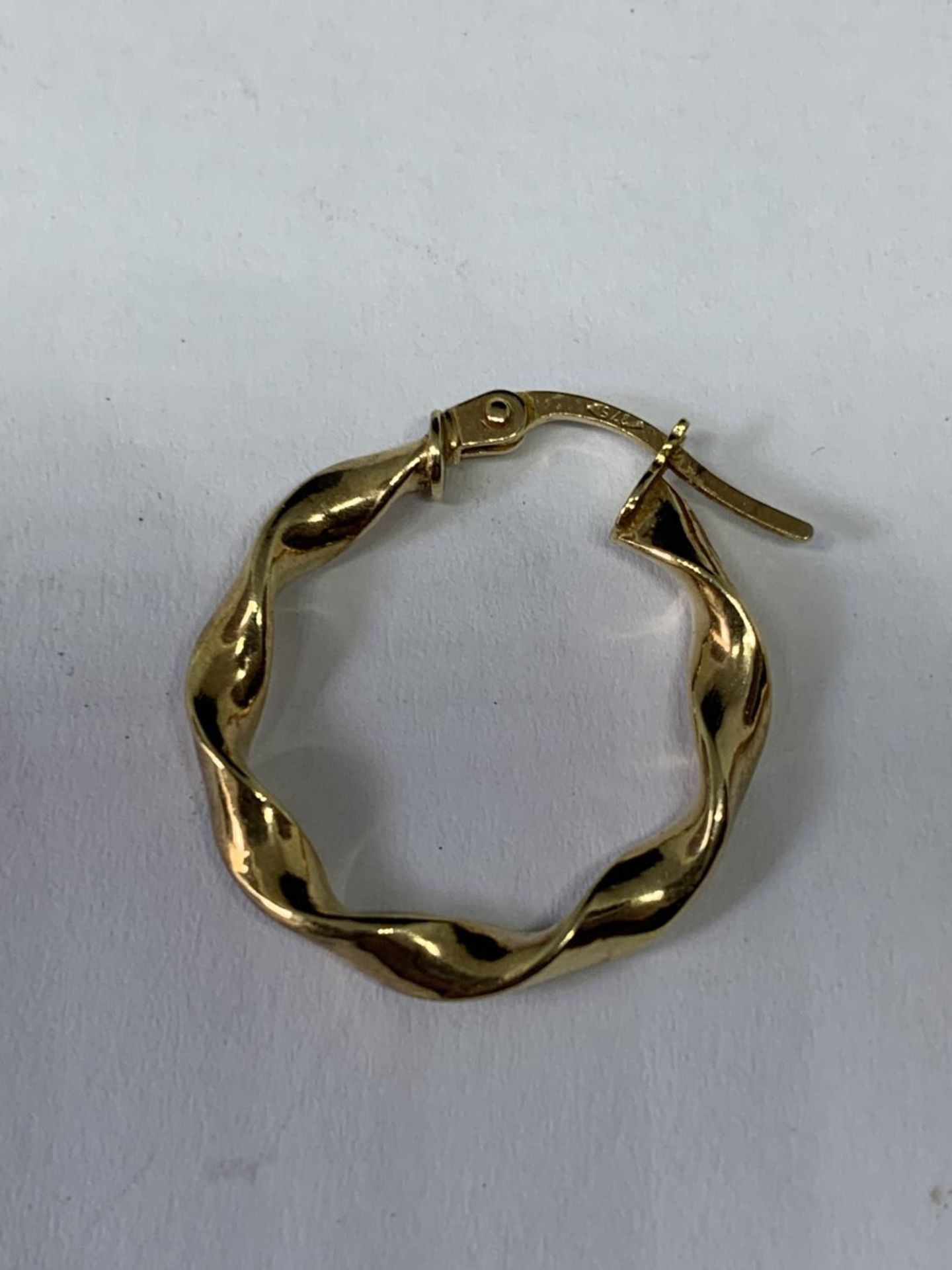 A PAIR OF MARKED 375 GOLD TWIST EARRINGS - Image 3 of 4
