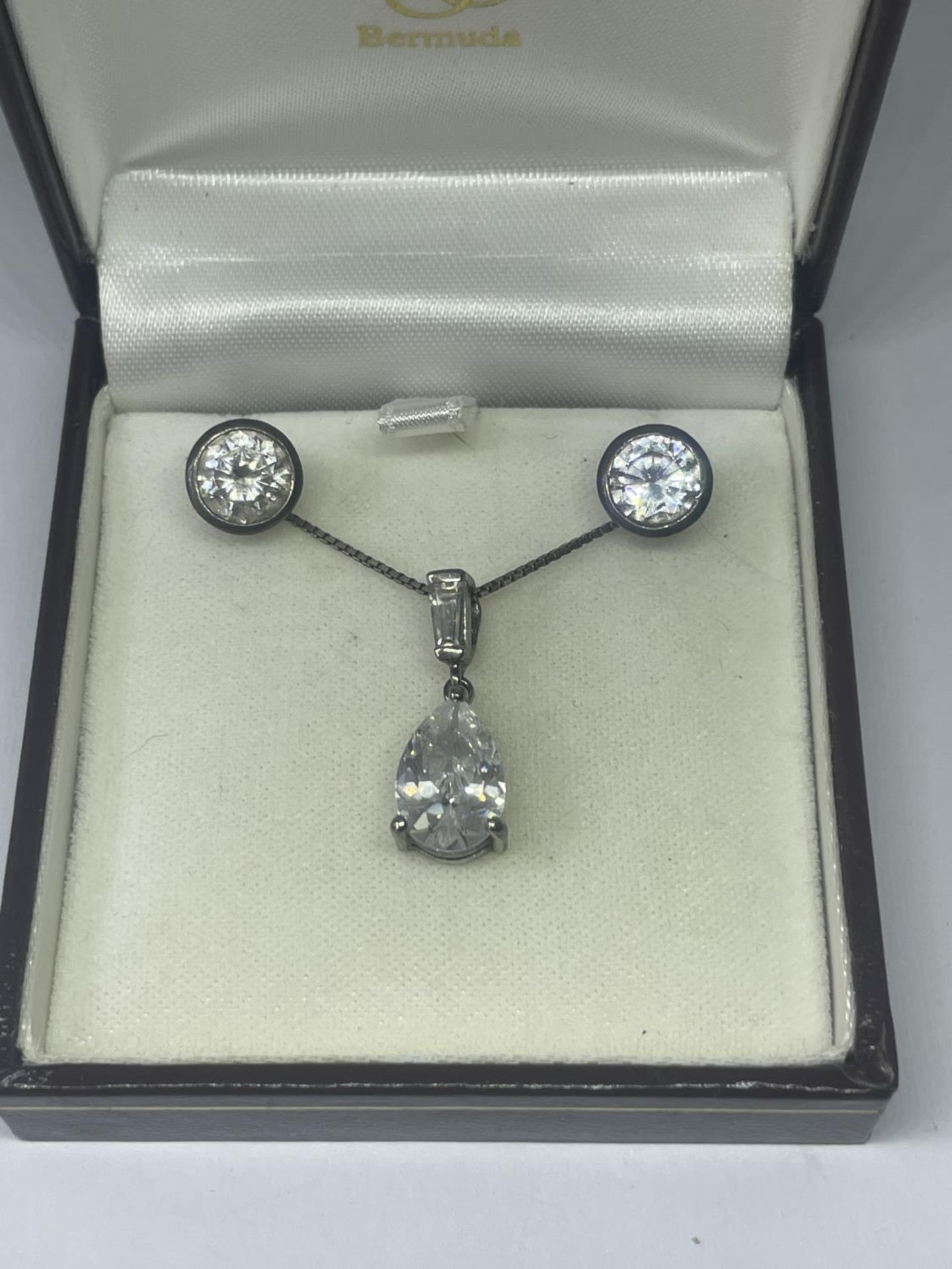 A SILVER SOLITAIRE NECKLACE AND EARRING SET