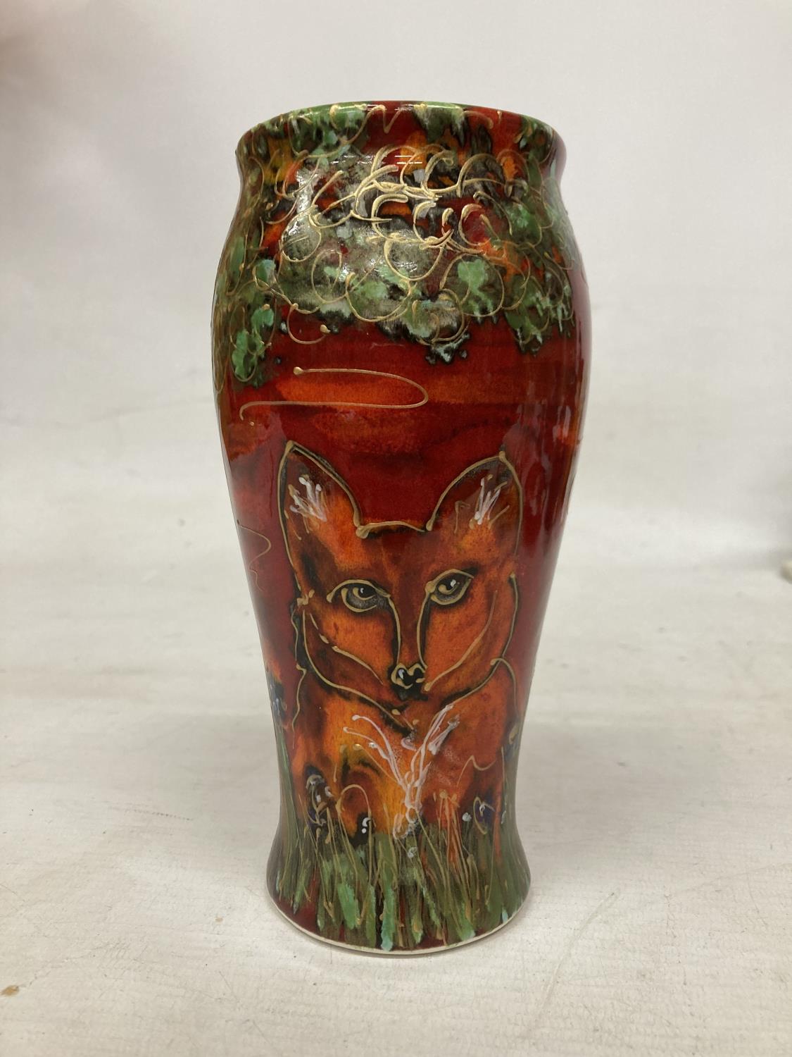 AN ANITA HARRIS HAND PAINTED AND SIGNED IN GOLD FOX VASE