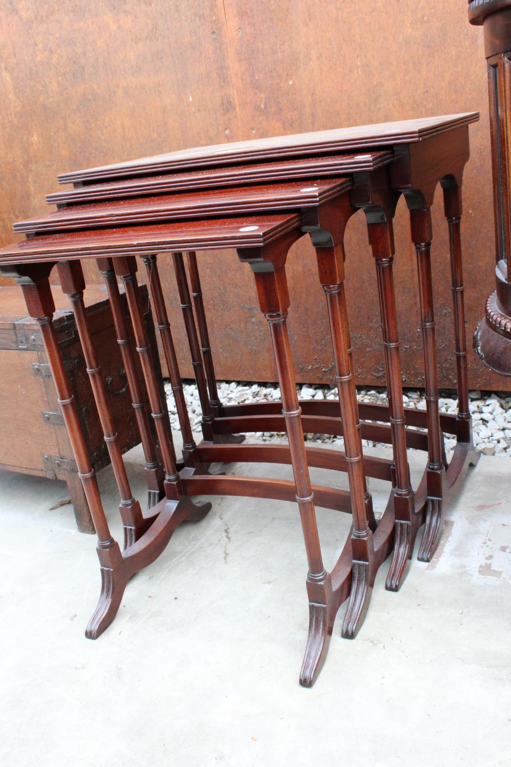 A MAHOGANY 19TH CENTURY STYLE NEST OF FOUR TABLES - Bild 2 aus 2