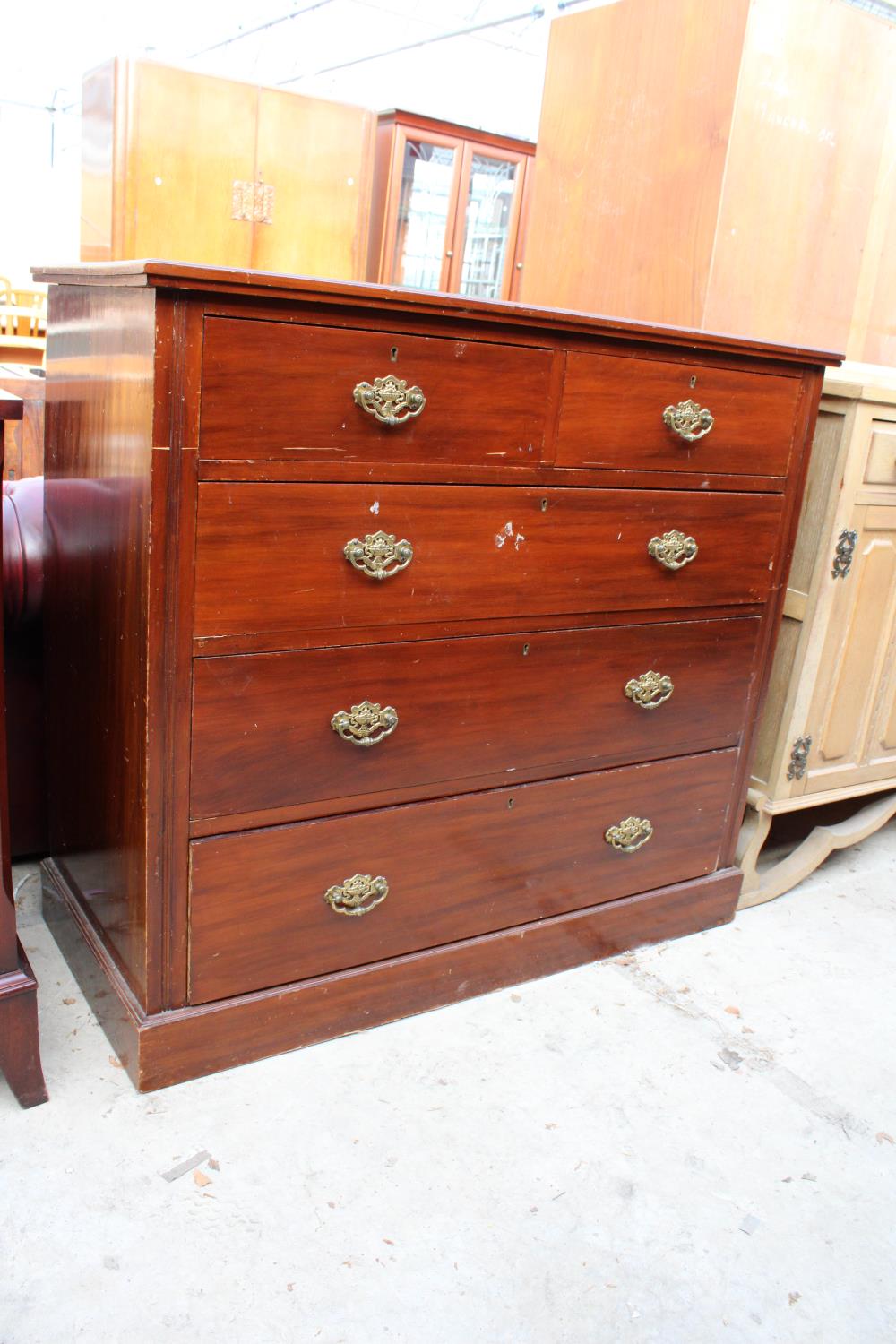 A LATE VICTORIAN MAHOGANY CHEST OF TWO SHORT AND THREE LONG GRADUATED DRAWERS, 42" WIDE - Bild 2 aus 3