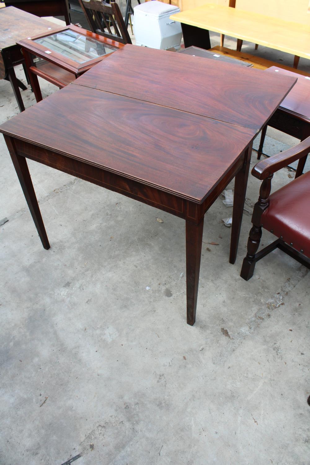 A 19TH CENTURY MAHOGANY AND INLAID FOLD-OVER TEA TABLE ON TAPERING LEGS, 37" WIDE - Bild 3 aus 3