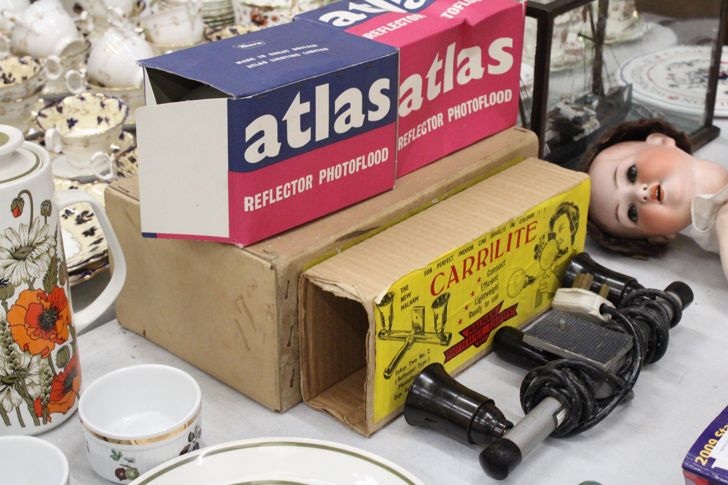 A COLLECTTION OF VINTAGE PHOTOGRAPHIC EQUIPMENT TO INCLUDE TWO BOXED ATLAS REFLECTOR PHOTOFLOOD, - Bild 6 aus 6