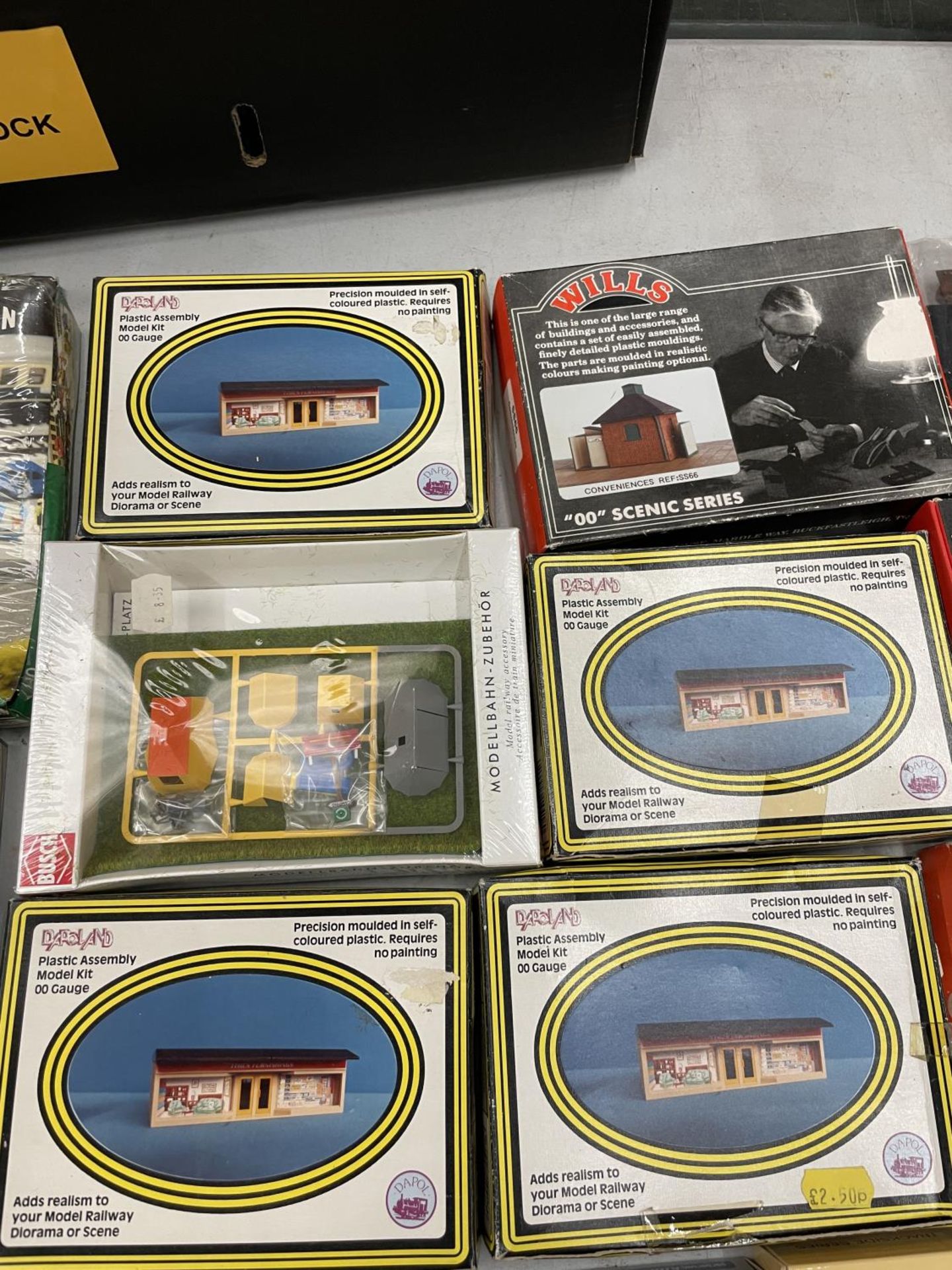 A LARGE COLLECTION OF BOXED MODEL KITS TO INCLUDE MAINLY BUILDINGS - Image 4 of 5