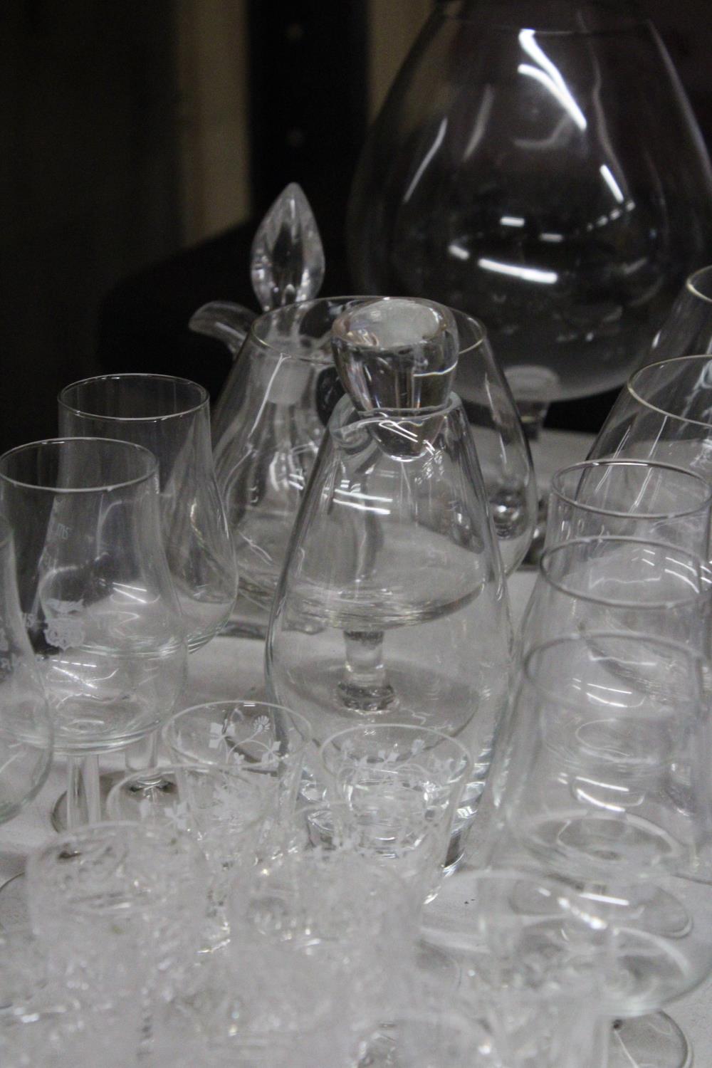 A MIXED LOT OF GLASSWARE TO INCLUDE BRANDY GLASSES, SHERRY GLASSES, A GLASS LIDDED OIL BOTTLE ETC - Image 4 of 4