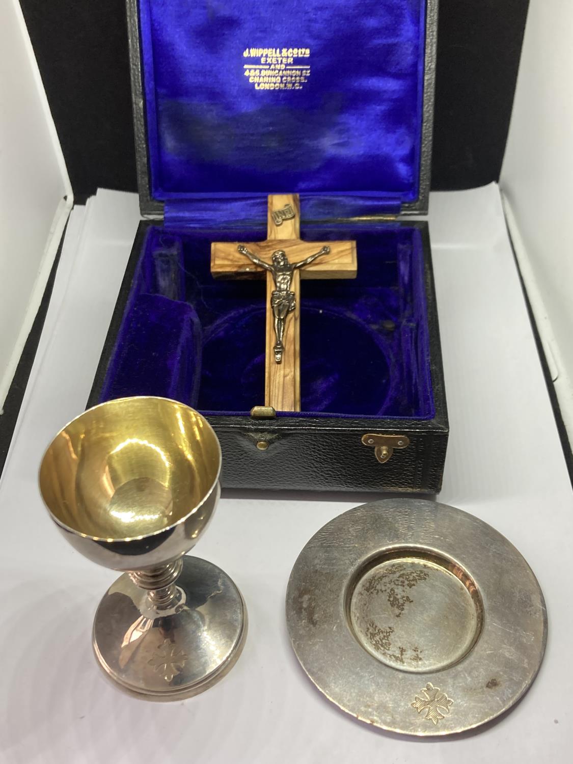 A HALLMARKED LONDON COMMUNION SET COMPRISING OF A GOBLET AND TRAY AND A WOODEN CRUCUFIX IN A