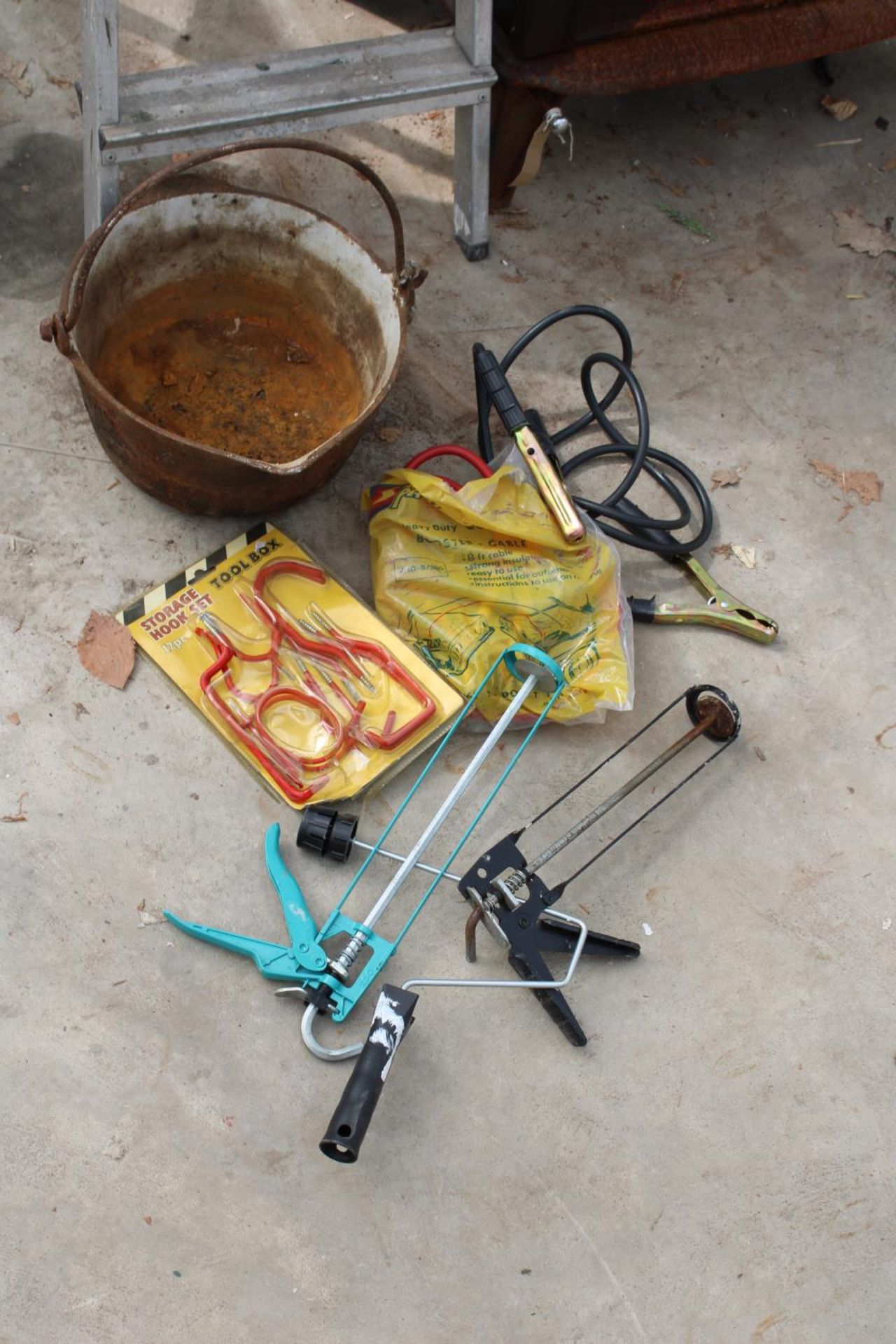 AN ASSORTMENT OF ITEMS TO INCLUDE AN ALUMINIUM STEP LADDER, A JAM PAN ...