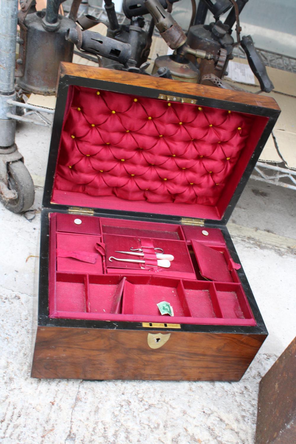A VINTAGE WALNUT SEWING BOX WITH SILK INTERIOR AND INDIVIDUAL COMPARTMENTS - Image 3 of 5