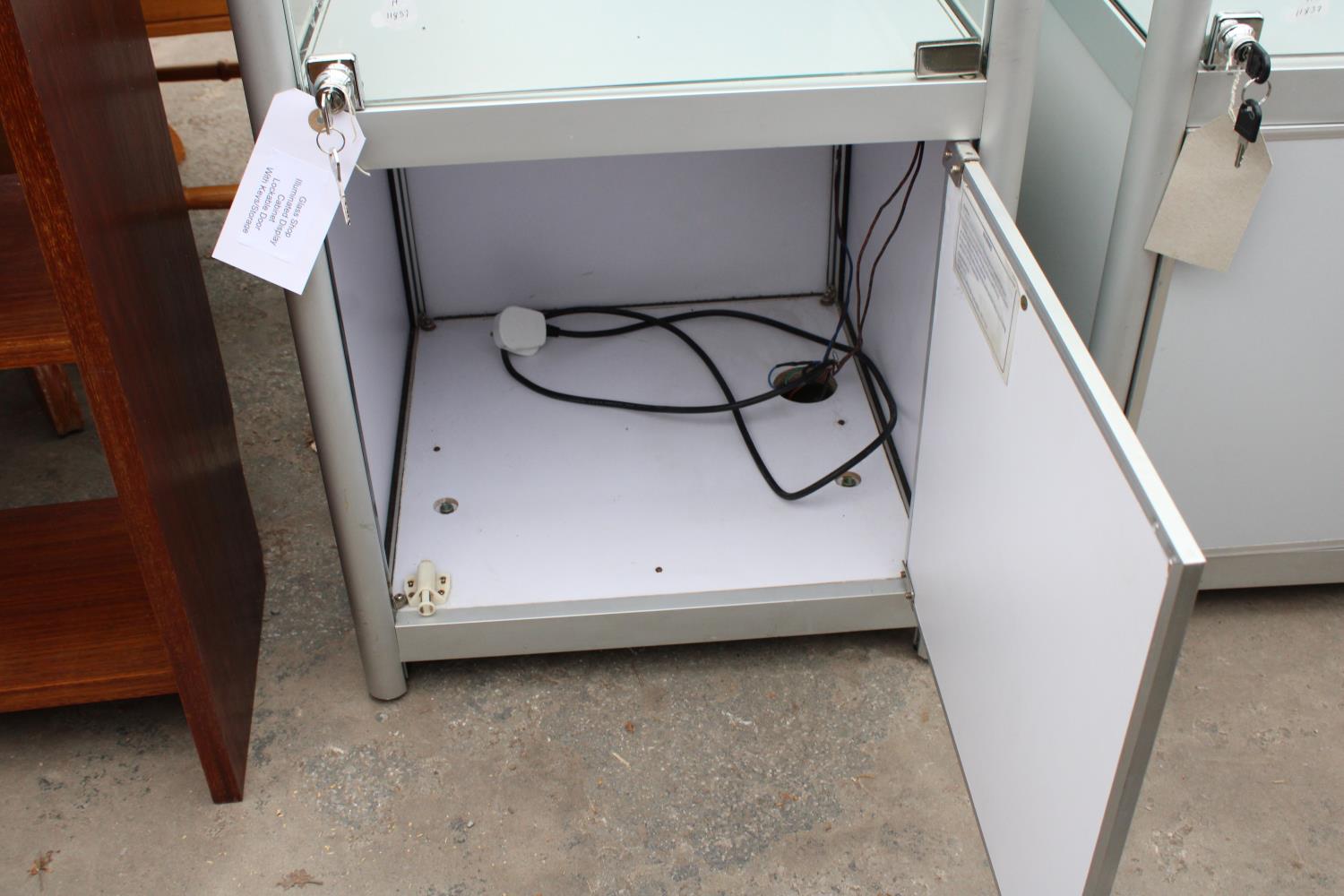 A MODERN GLASS ILLUMINATED DISPLAY CABINET COMPLETE WITH KEYS AND CUPBOARD TO BASE, 20" SQUARE - Image 4 of 4
