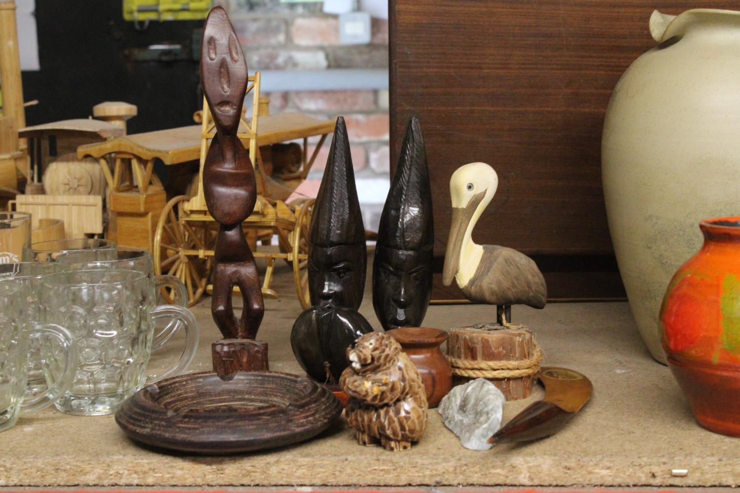 A MIXED LOT TO INCLUDE A STUDIO ART POTTERY BEAVER FIGURINE, A PAIR OF VINTAGE HAND CARVED WOODEN
